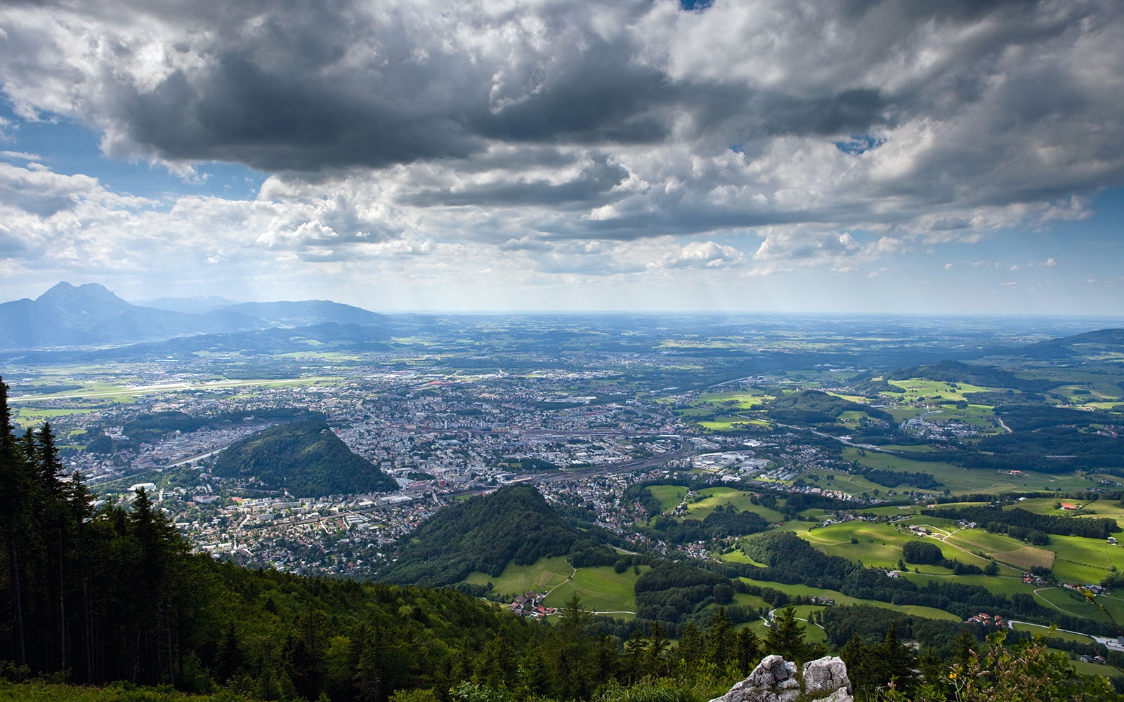 Ausblick vom Gaisberg auf Salzburg und die umliegenden Berge
