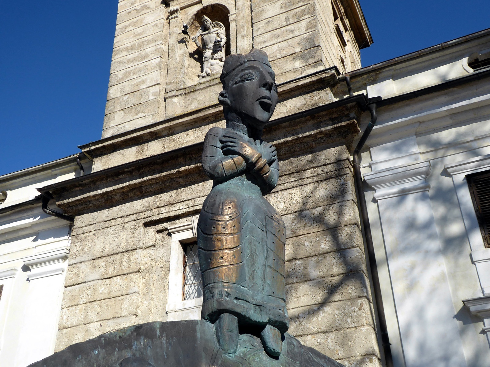 Das Tassilo-Denkmal von Lotte Ranft vor der Kollegiatstiftskirche Mattsee erinnert an den Klostergründer.