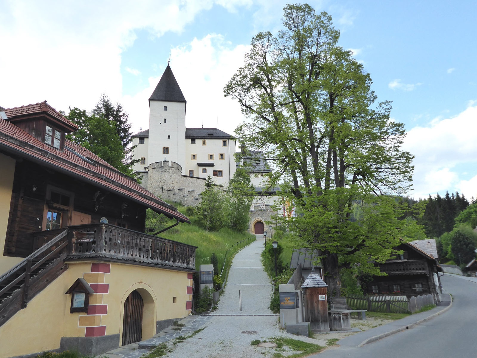 Burg Mauterndorf und das Schlossmeierhaus.