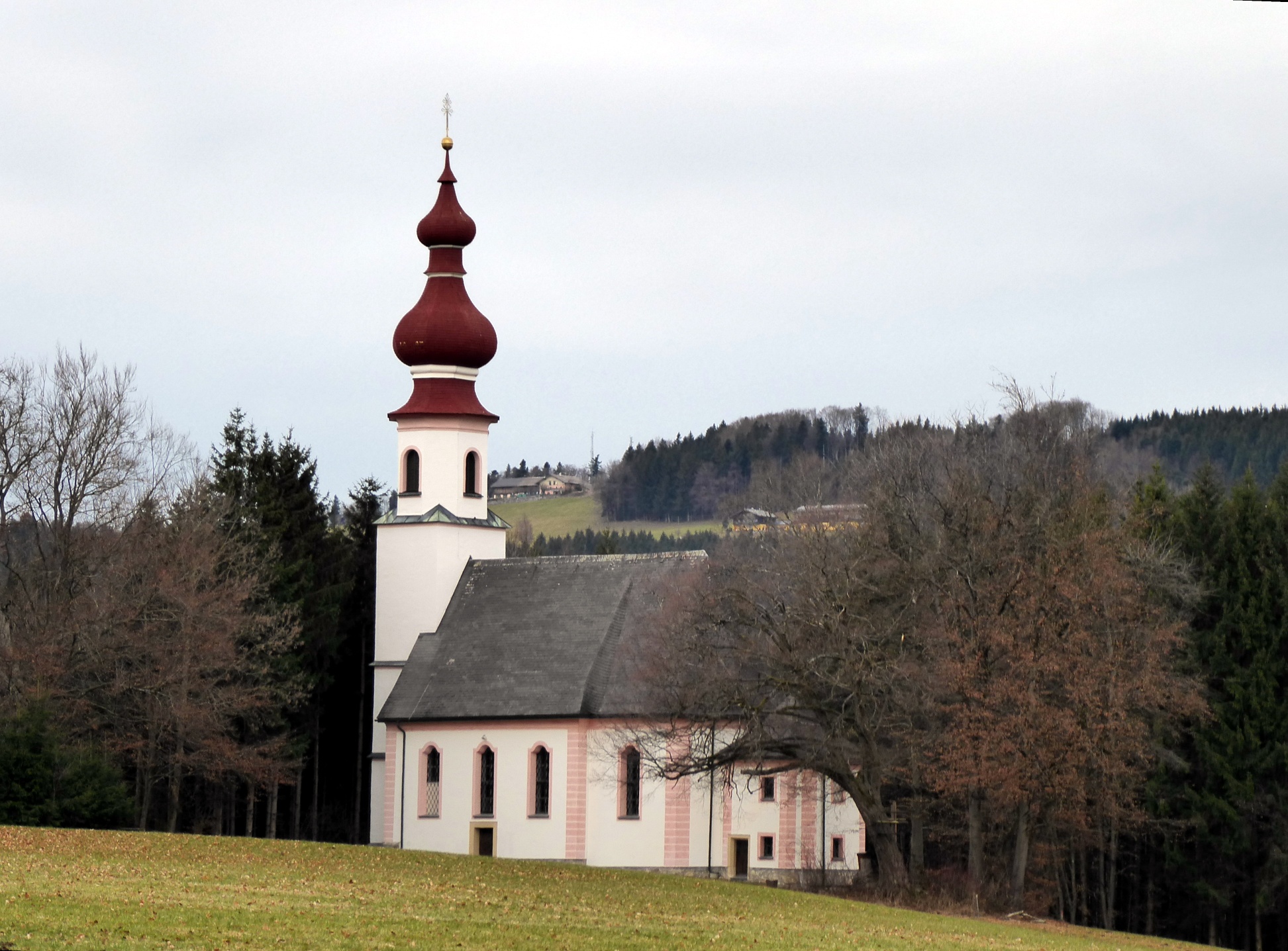 Die abgeschiedene Kirche St. Johann am Berg mit dem Tannberg im Hintergrund.