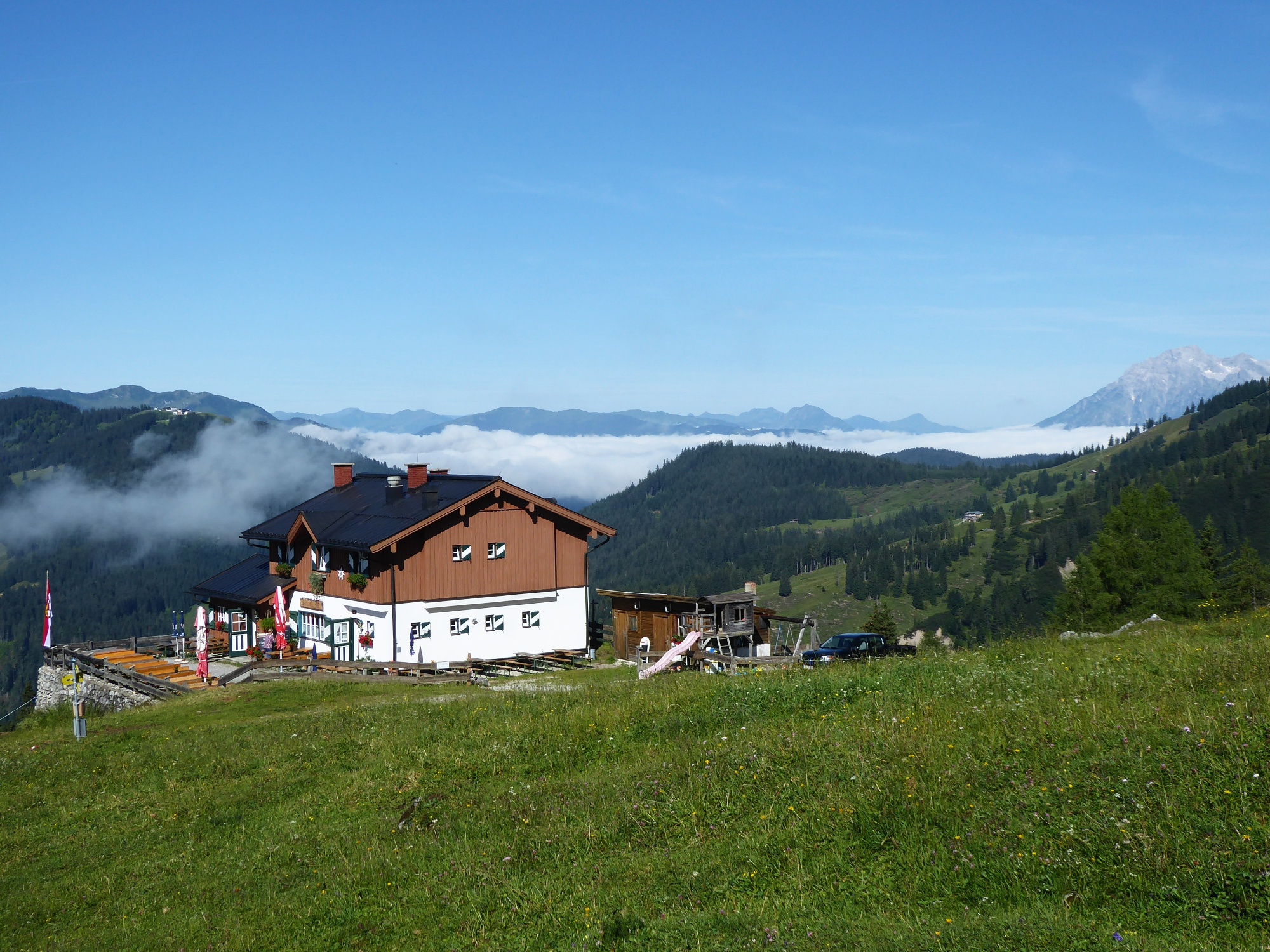 Die Erichhütte mit dem Nebelmeer über dem Saalfeldener Becken.
