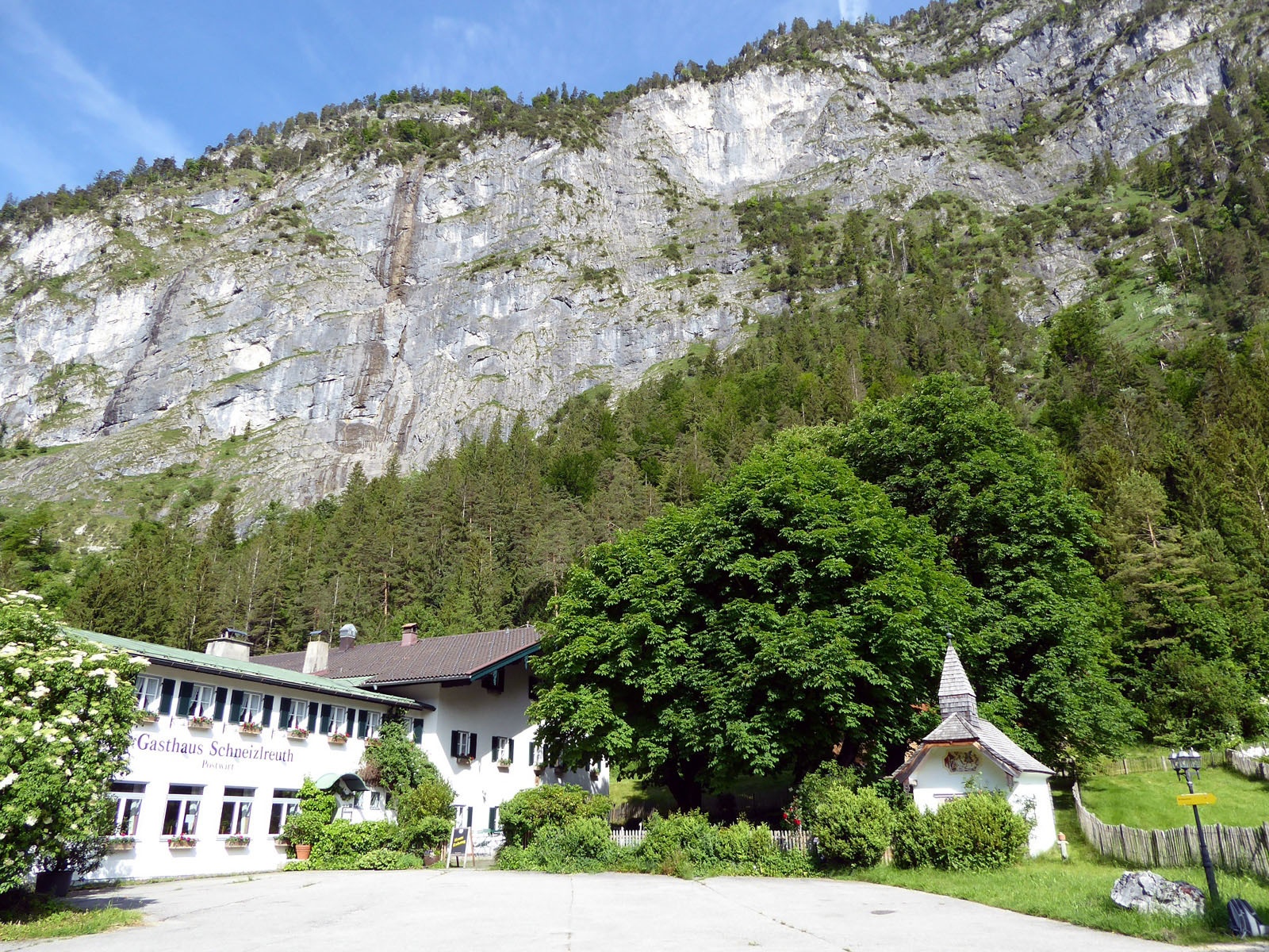 Beim Postwirt in Schneizlreuth beginnt die Wanderung auf das Ristfeuchthorn im Hintergrund.