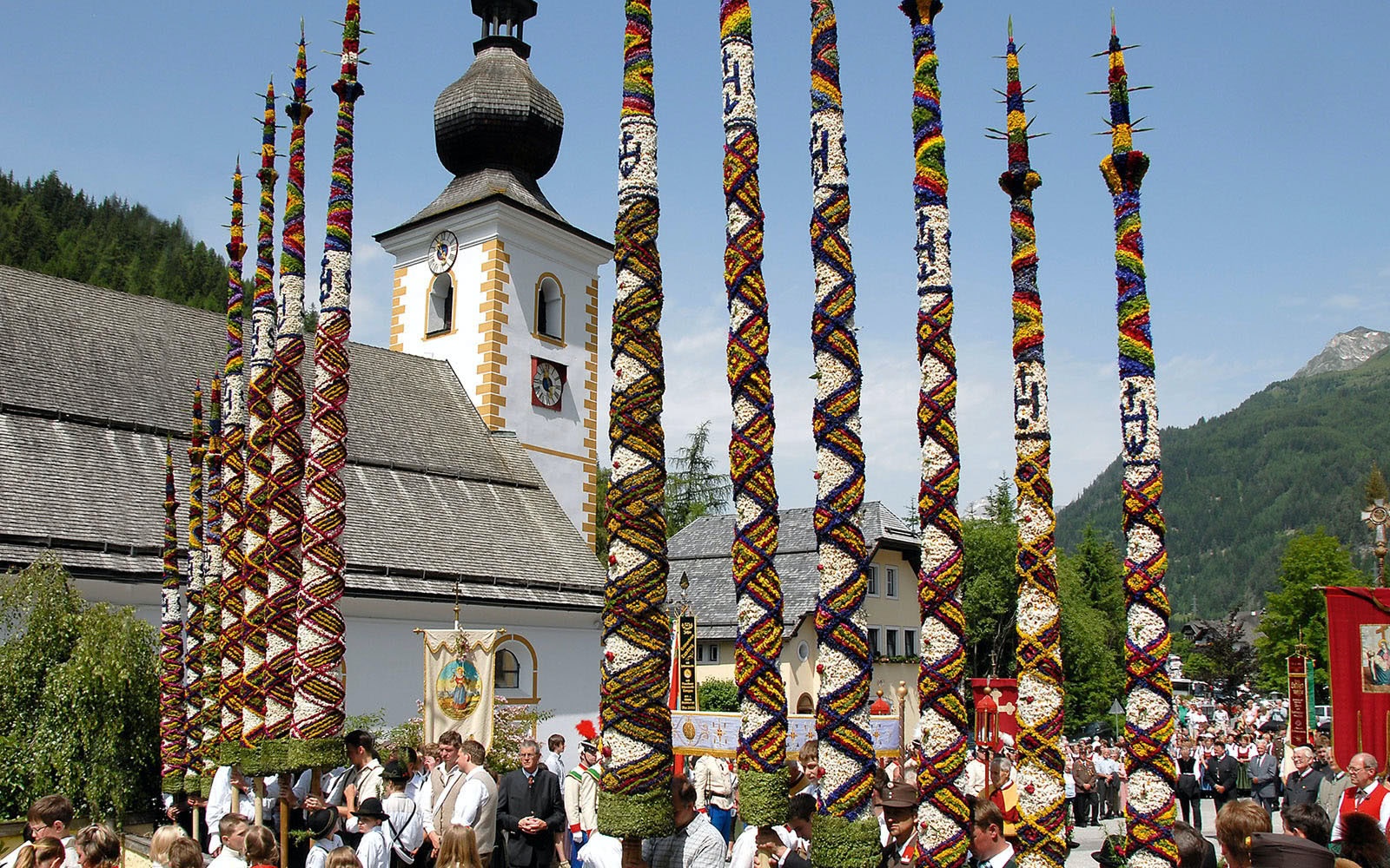 50.000 duftende Blüten auf den Prangstangen zum Johannisfest im Juni