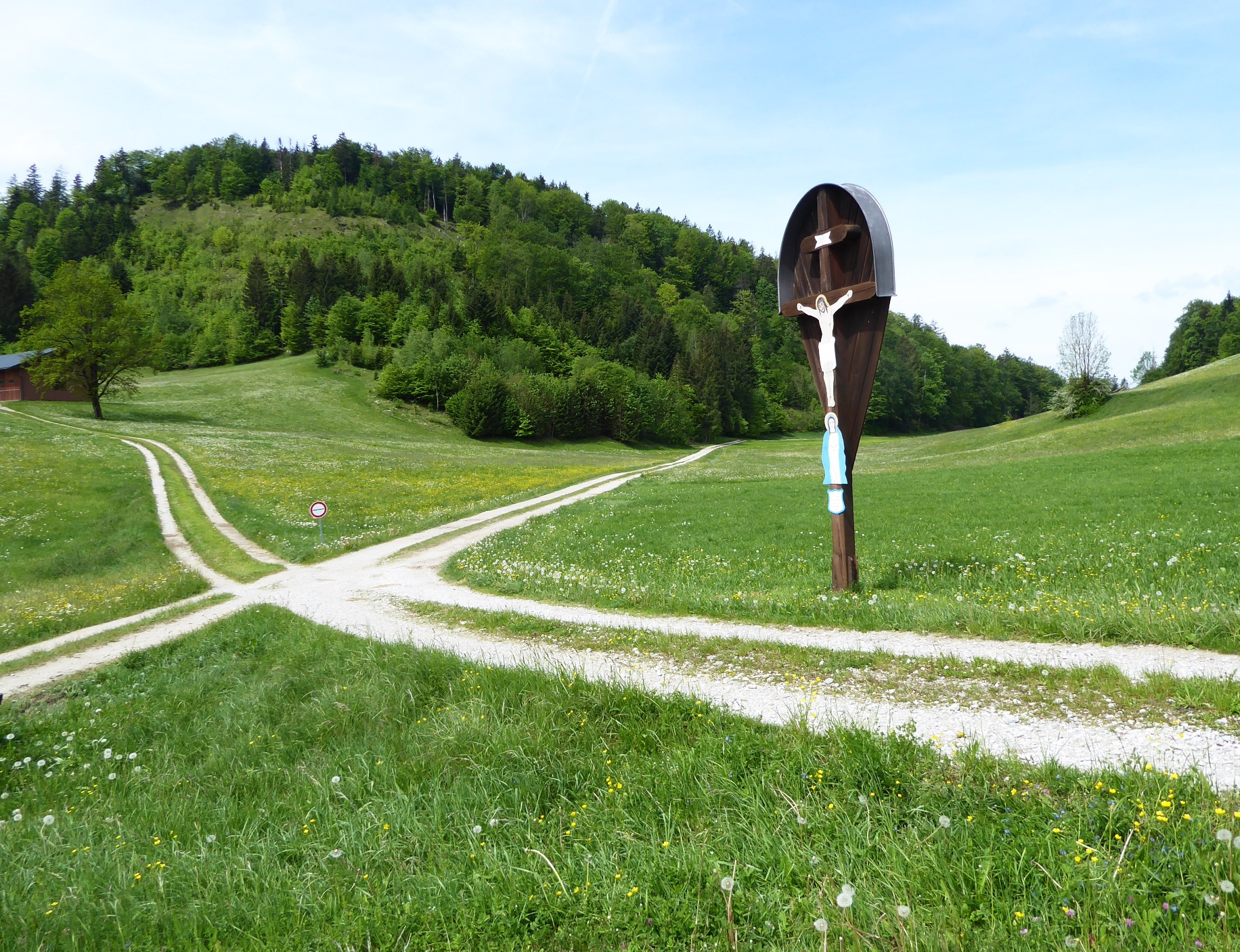 Bei diesem Wegkreuz führt die rechte Variante Richtung Lidaun, die andere folgt dem Grabenweg geradeaus.