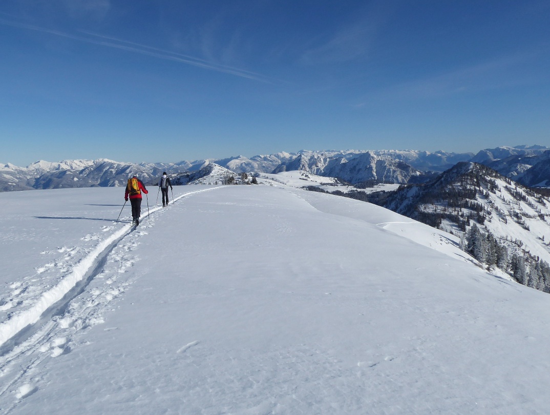 Bei passenden Verhältnissen eine lohnende Fleißaufgabe: Der 1,5 km lange Weg vom Hohen Zinken zum Osterhorn.