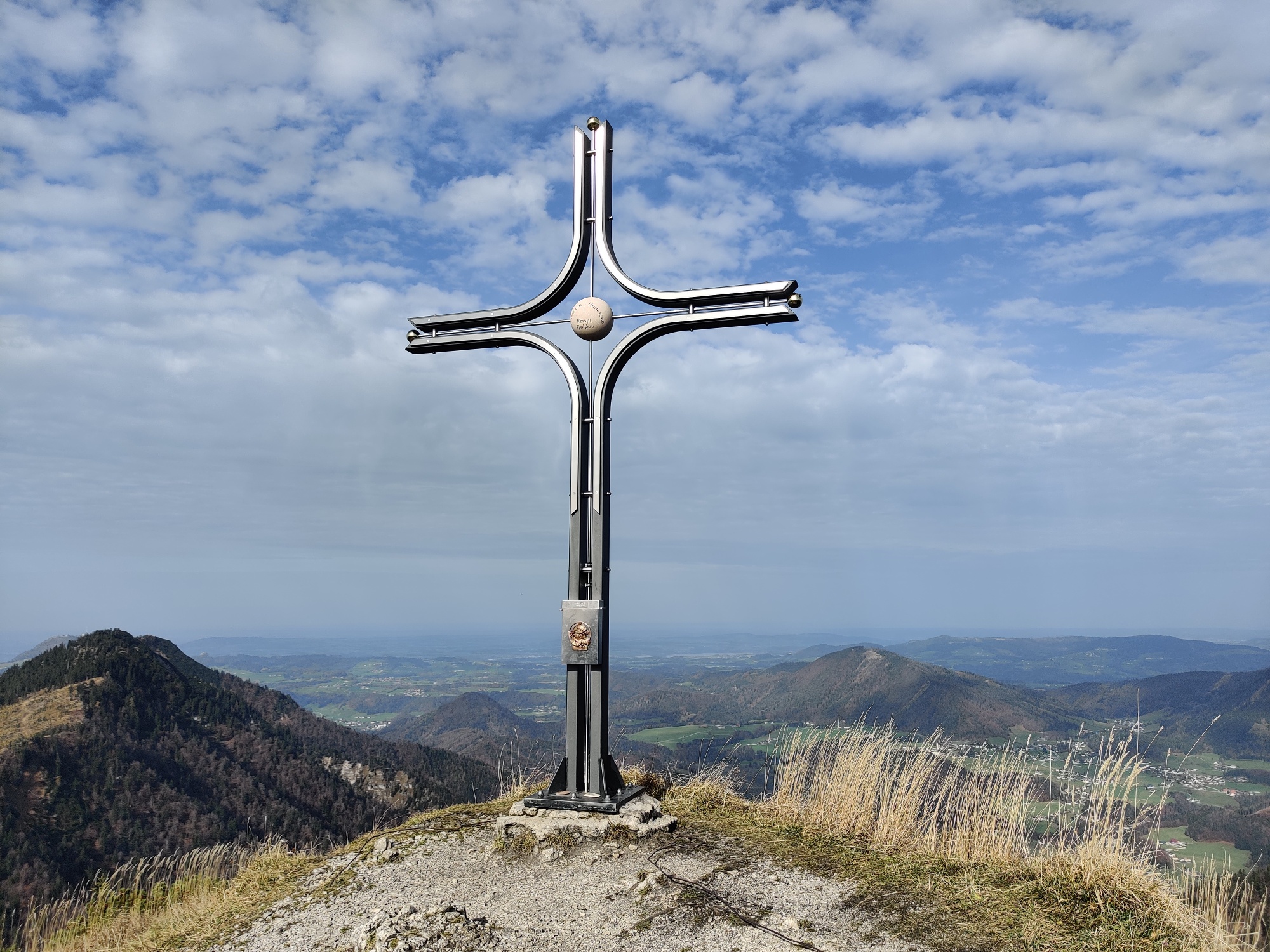 Das schöne große Gipfelkreuz am Wieserhörndl.