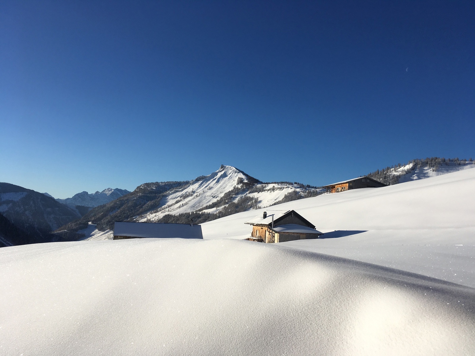 Der Blick von der Bergrettungshütte (Genneralm) zum Hochwieskopf.