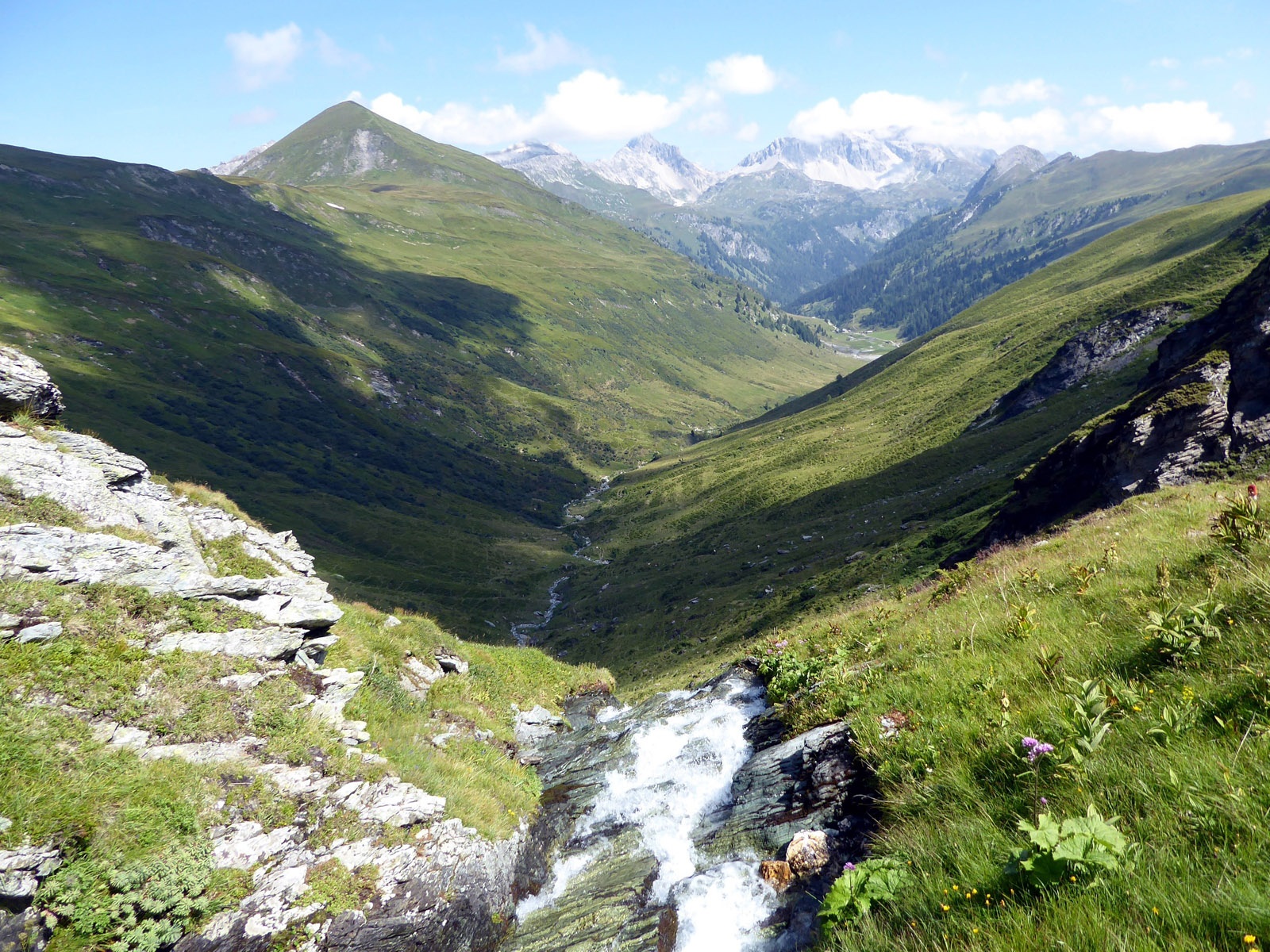 Der Rückblick vom Wasserfallboden Richtung Riedingtal und Mosermandl.