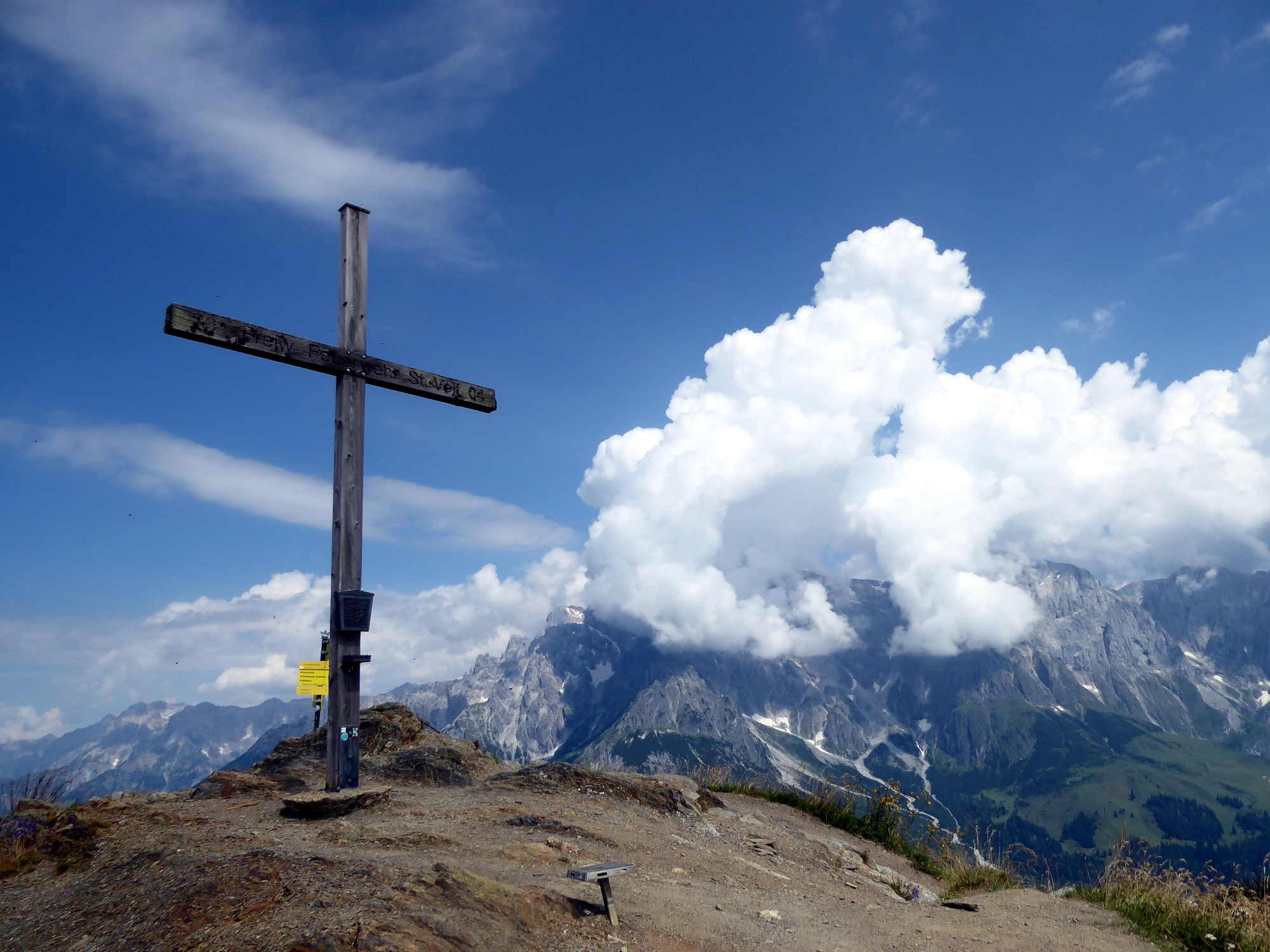 Der Schneeberggipfel strahlt in der Sonne, der Hochkönig versteckt sich hinter Wolken.