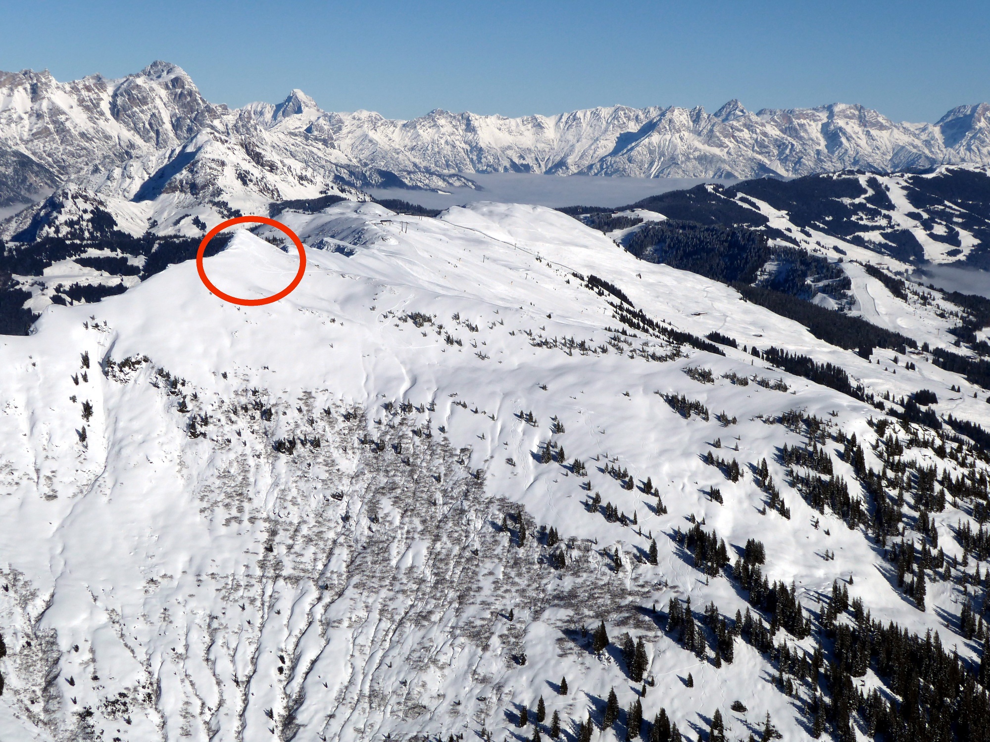 Der Spieleckkogel vom Staffkogel aus gesehen. Im Hintergrund links die Leoganger Steinberge und rechts das Steinerne Meer.