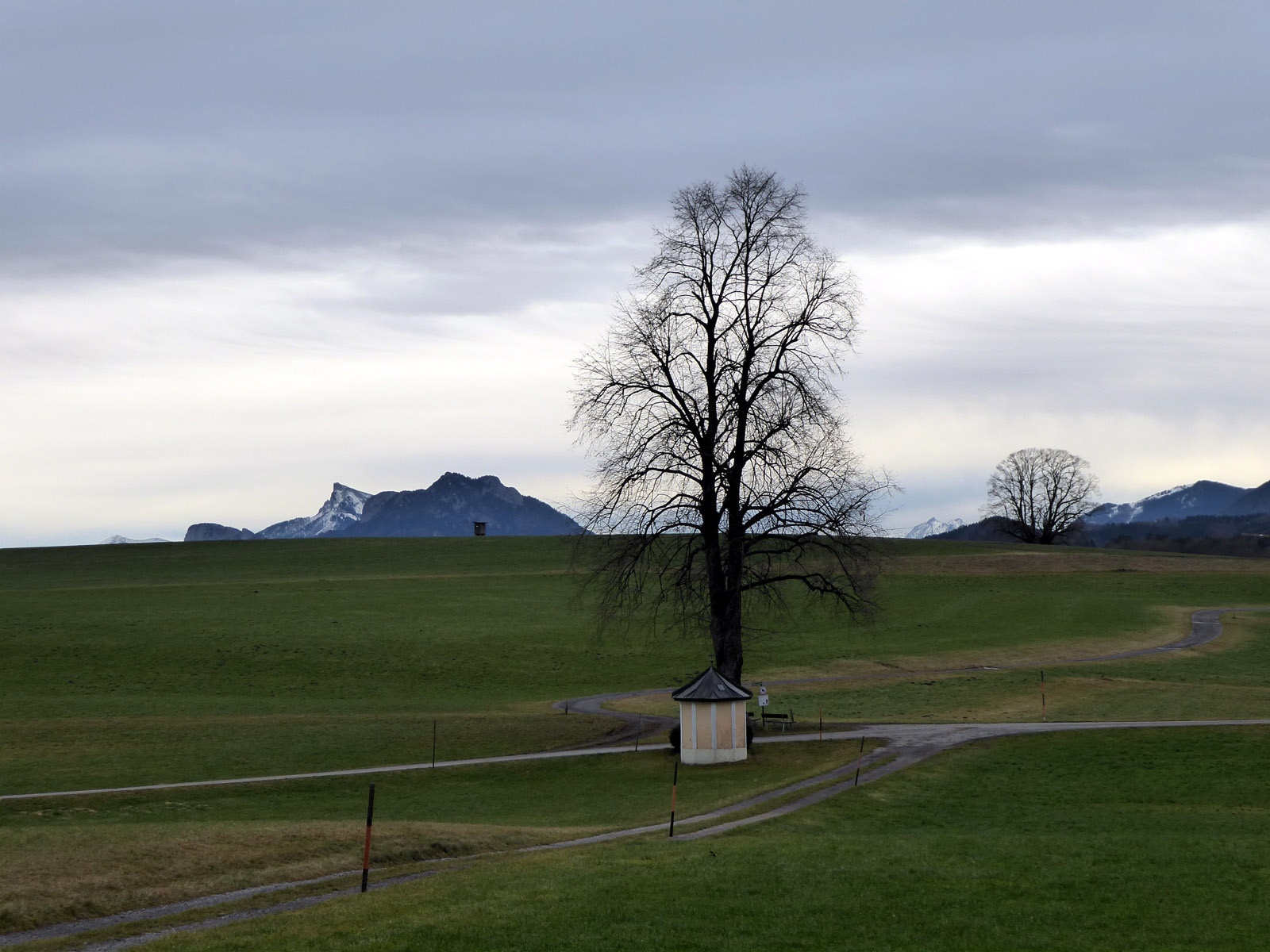 Der Weg nach Eugendorf zweigt bei der Kapelle nach rechts ab.