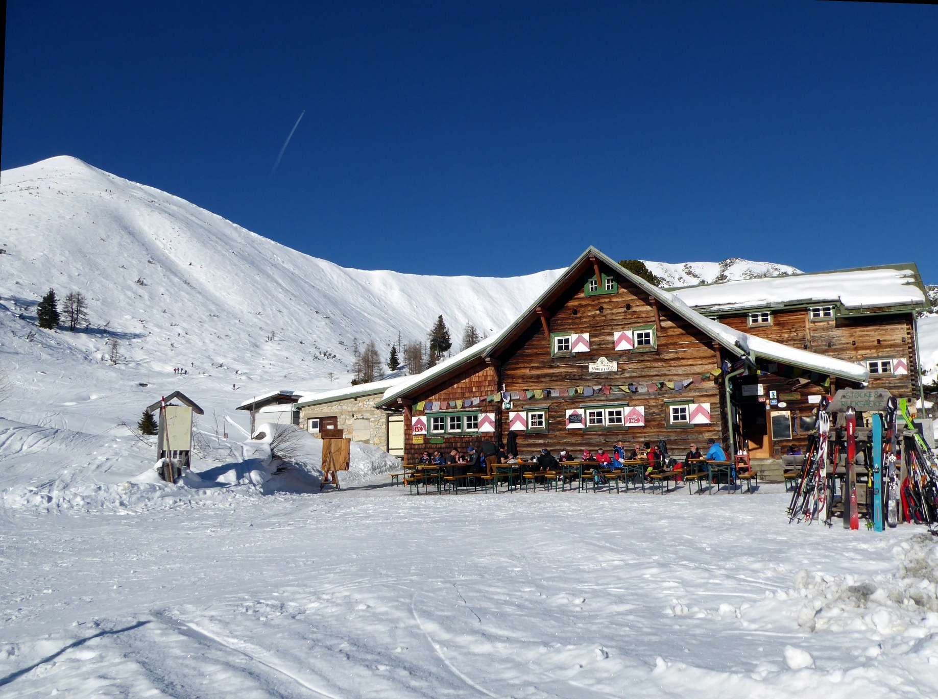 Die bewirtschaftete Südwiener Hütte (1802 m) mit ihrem Hausberg Spirzinger (2066 m) im Hintergrund.