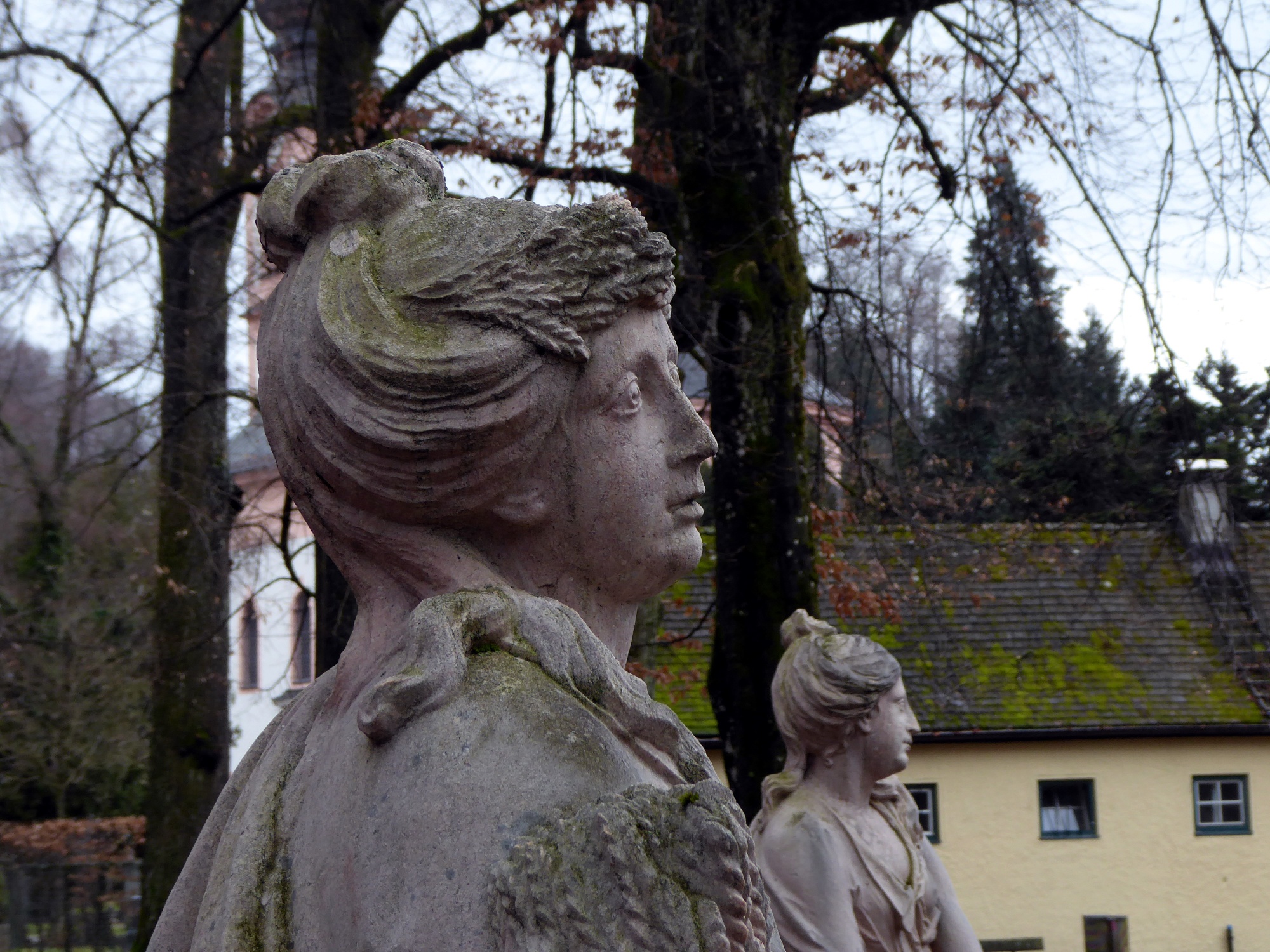 Die Grazien im Minnesheimpark symbolisieren die vier Jahreszeiten. Im Vordergrund der Sommer.