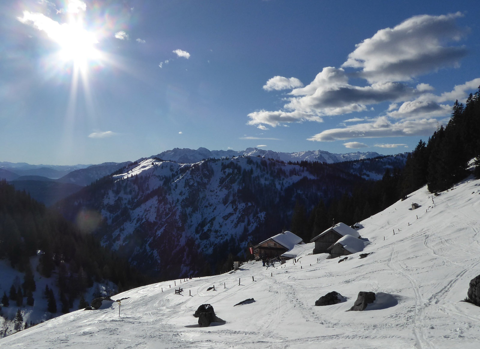 Die im Winter fallweise geöffnete Angerkaralm (1423 m).