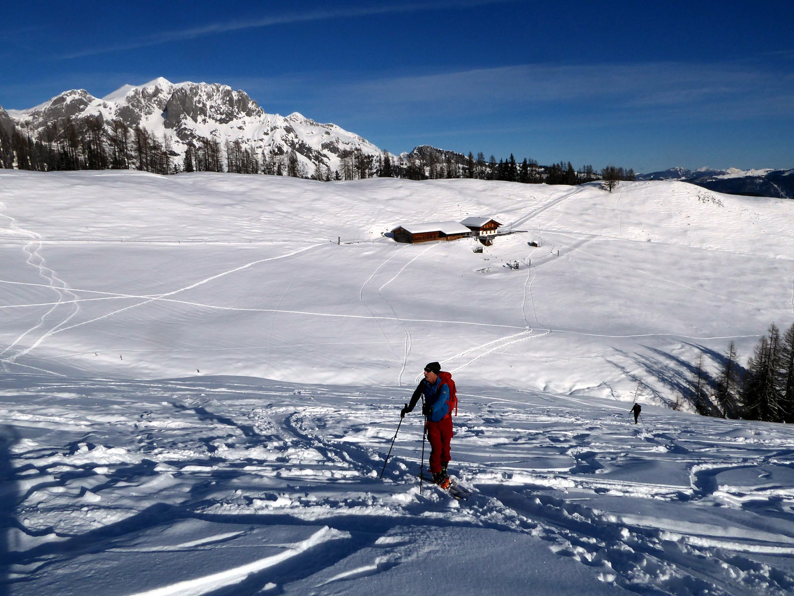 Die Karalm mit dem Hochkarfelderkopf im Hintergrund.