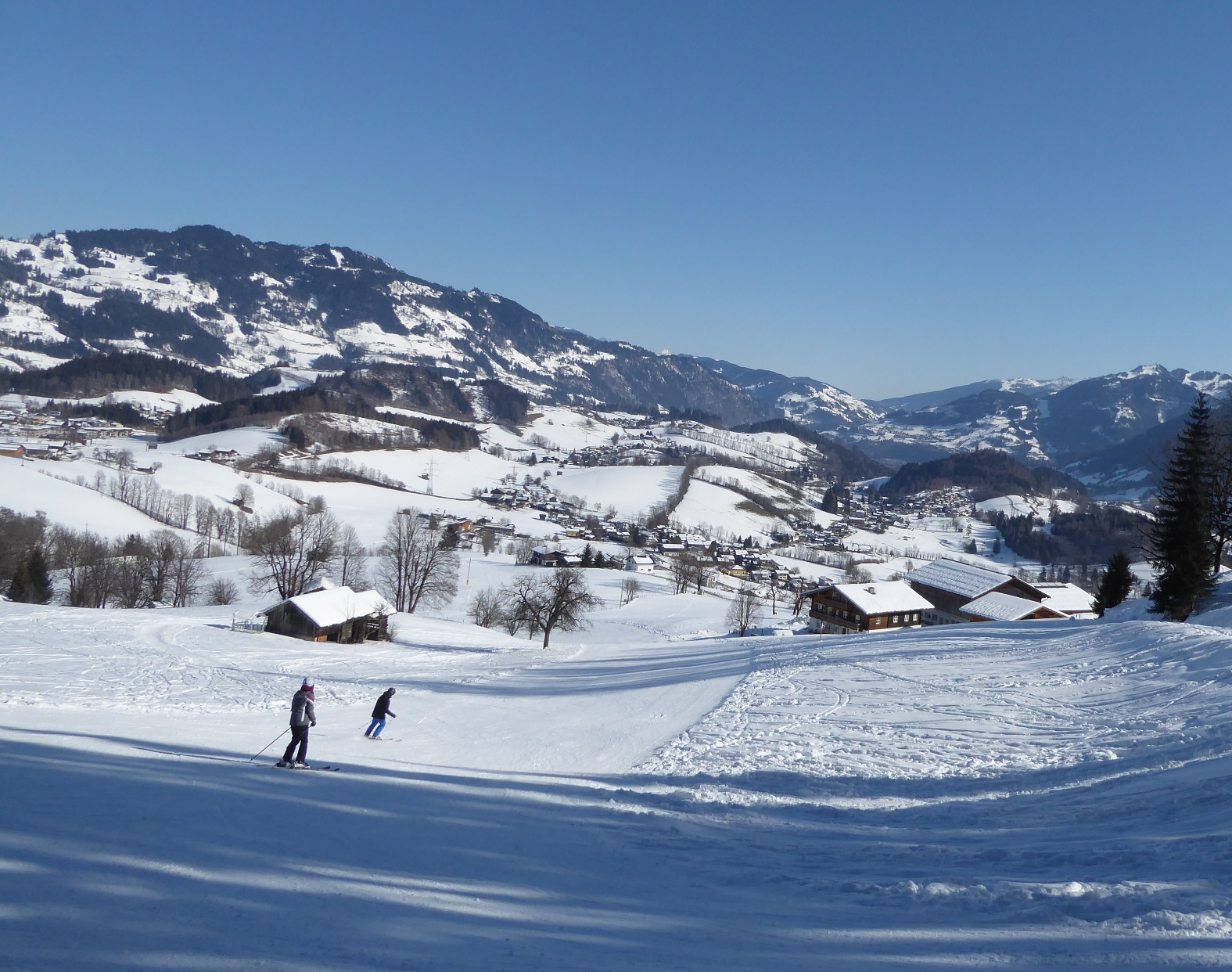 Die Piste führt in bester Harmonie mitten durch die bäuerliche Landschaft.