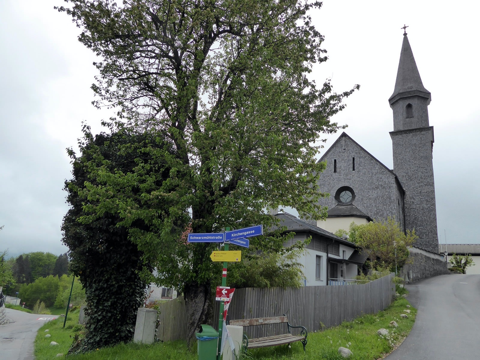 Die Route zum Rauchhaus Mühlgrub führt an der Pfarrkirche in Hof vorbei.