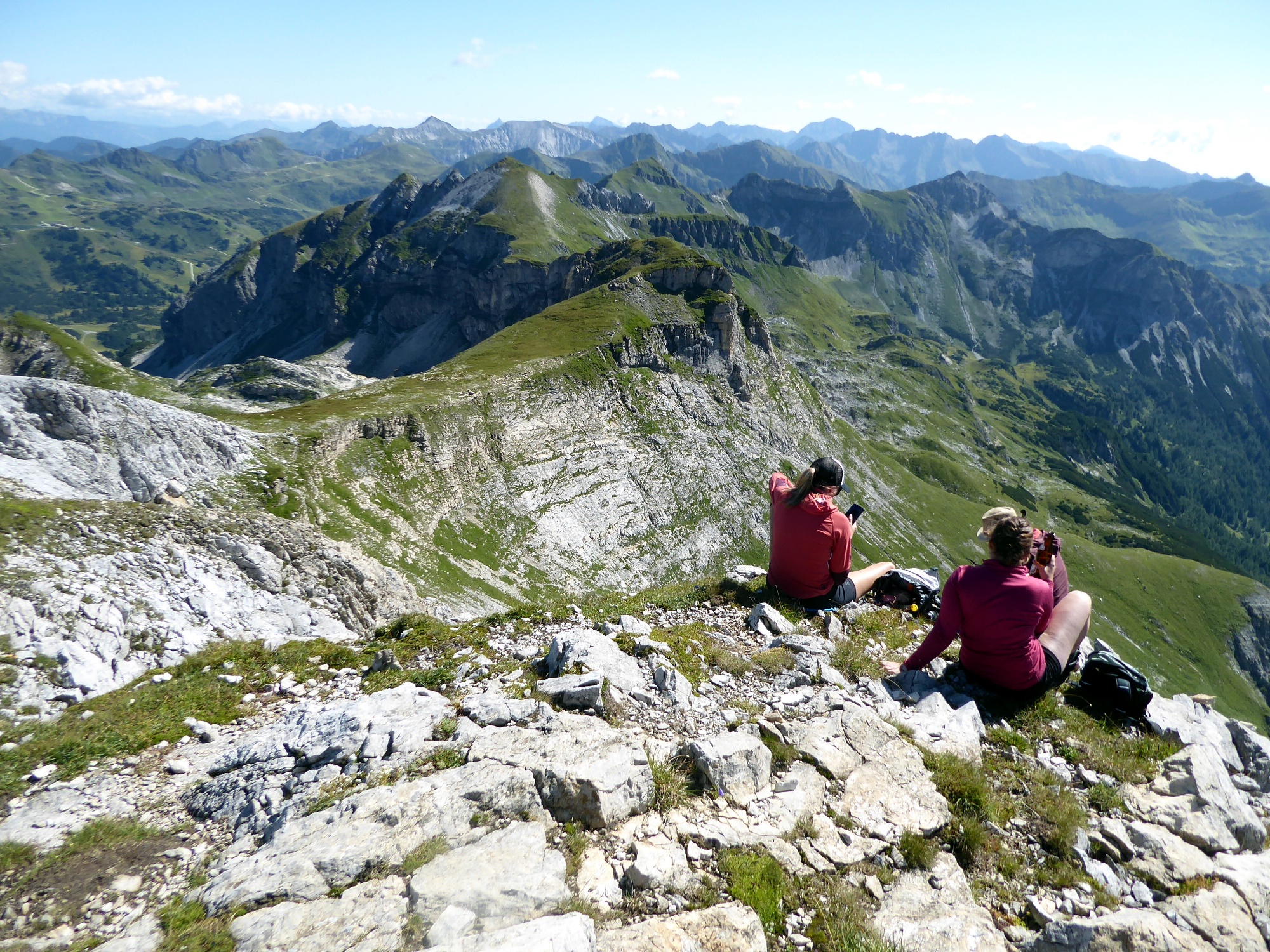 Gipfelgespräche auf der Glöcknerin mit Blick auf die Anstiegsroute aus der Richtung Zehnerkar.