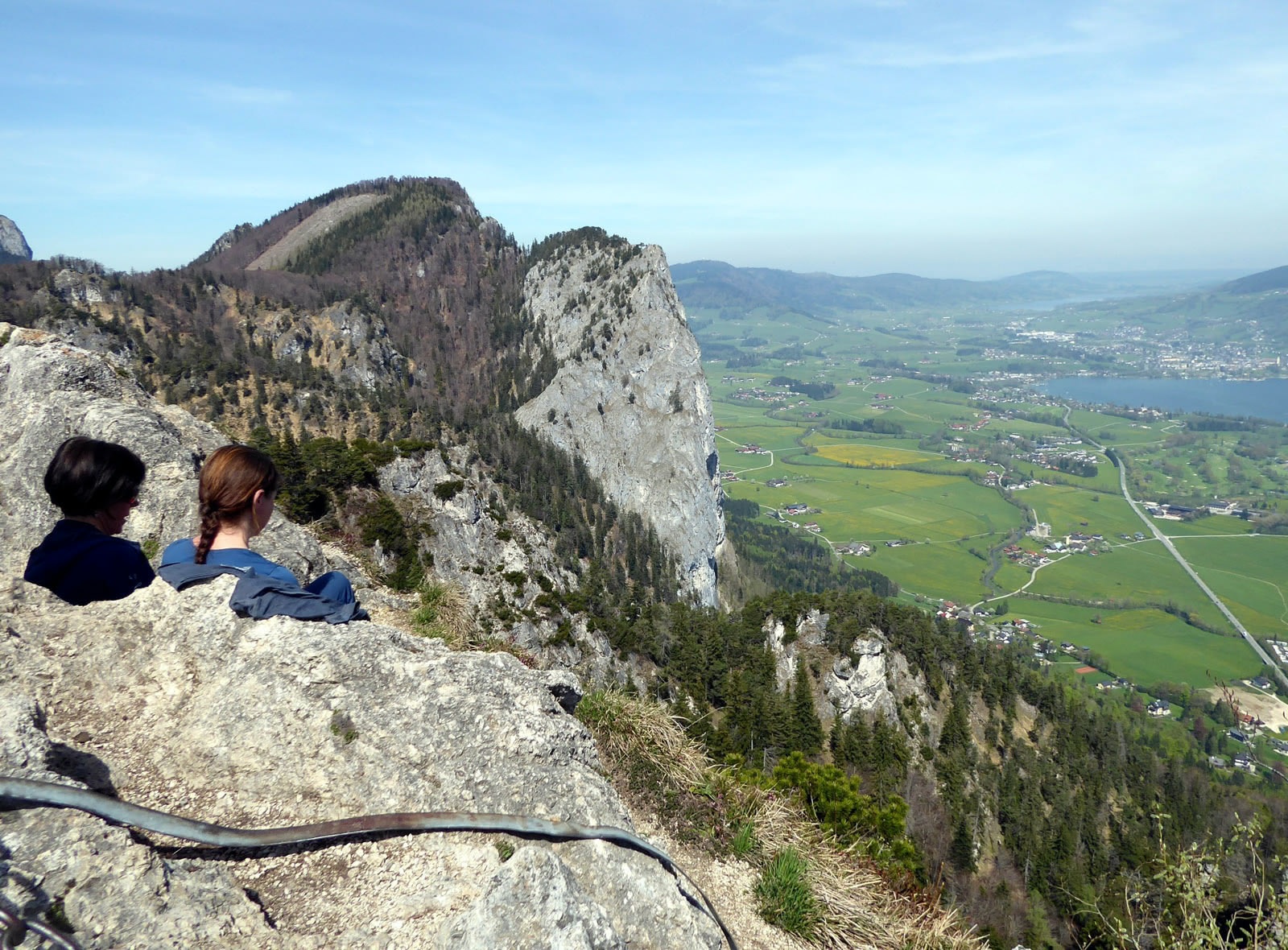 Gipfelrast mit Blick auf auf die Drachenwand und den Mondsee.