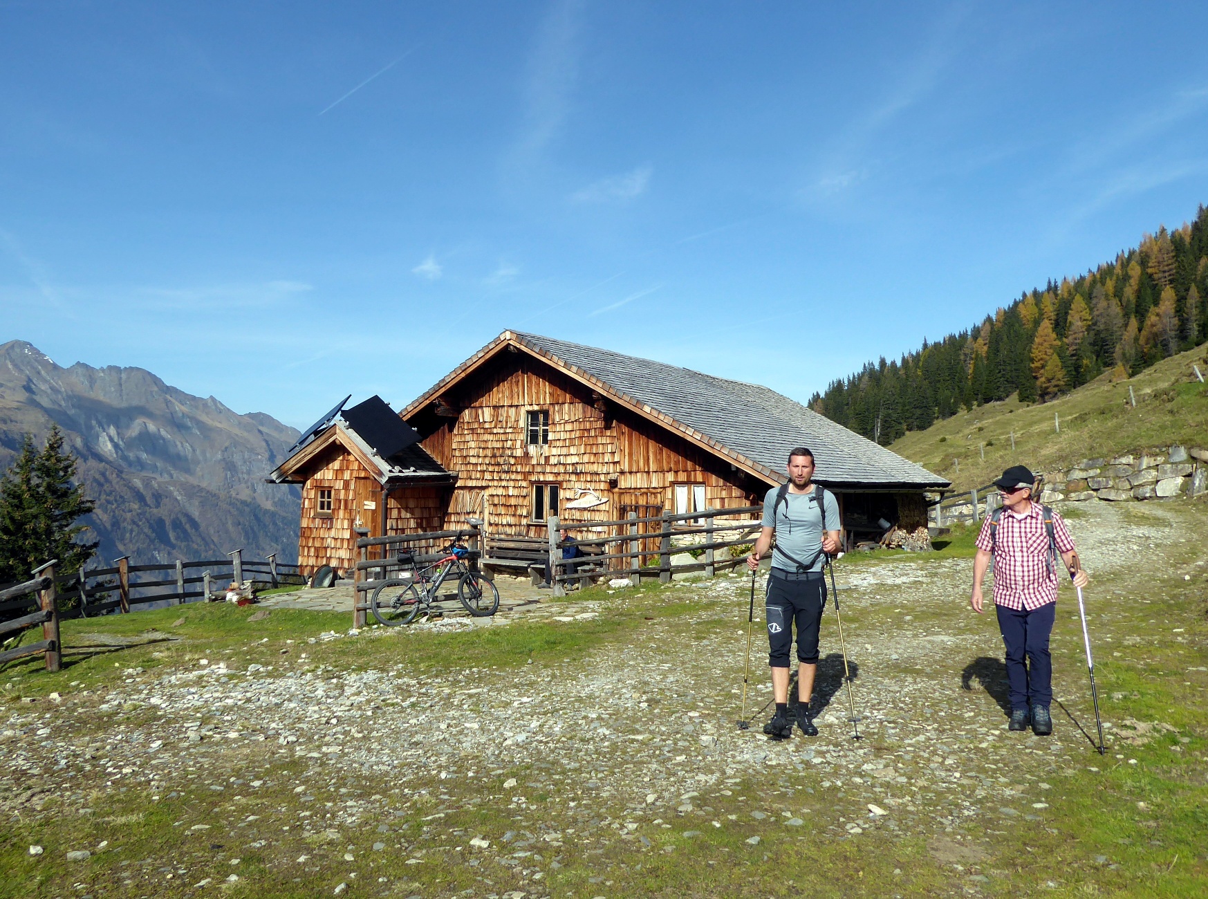 Nach der Mitterastenalm folgt der steile Abstieg zur Bushaltestelle Bodenhaus.