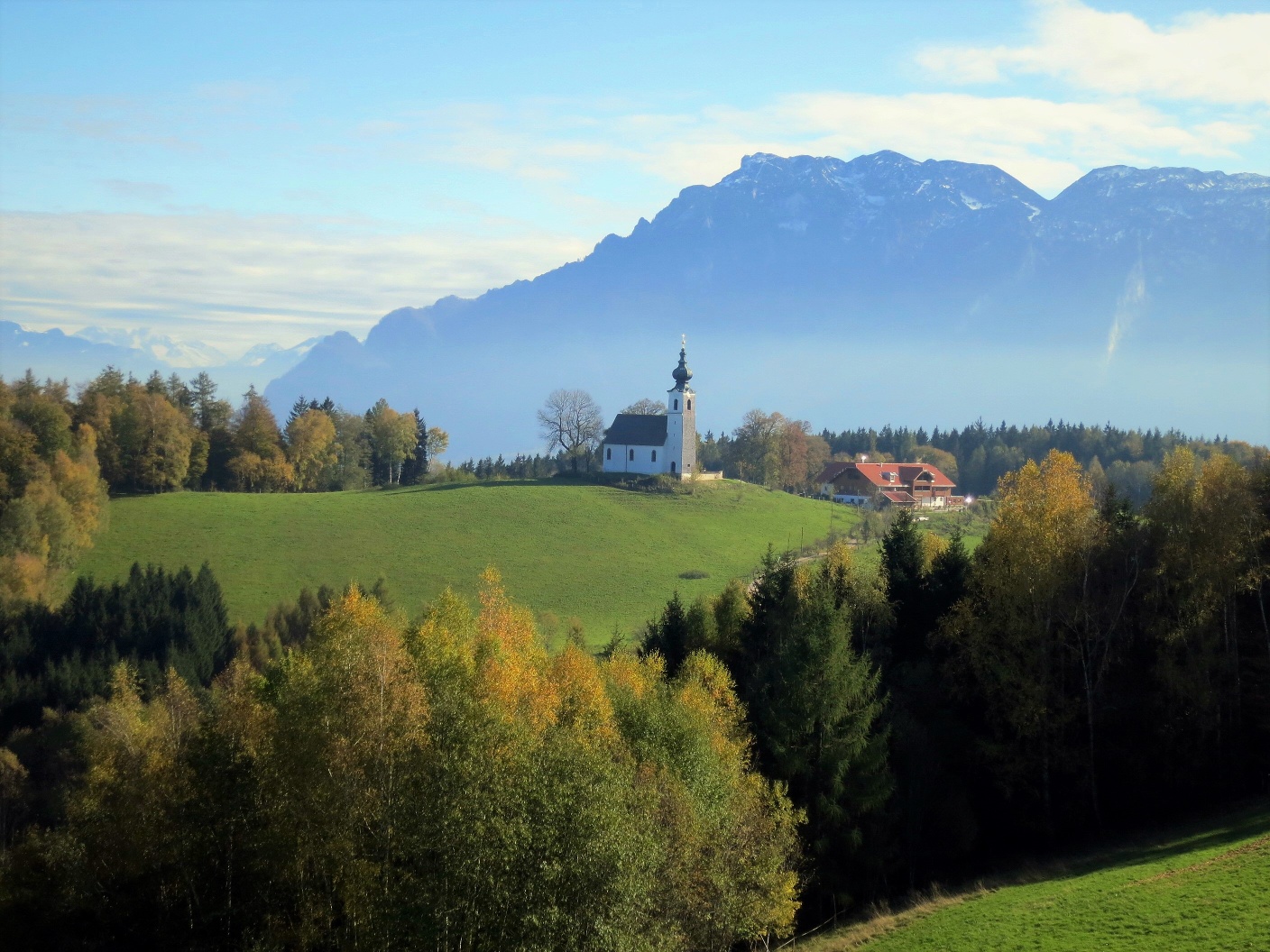 Unverkennbar gehört der sanfte Johannishögl zur Flyschzone und der schroffe Untersberg zu den Nördlichen Kalkalpen.