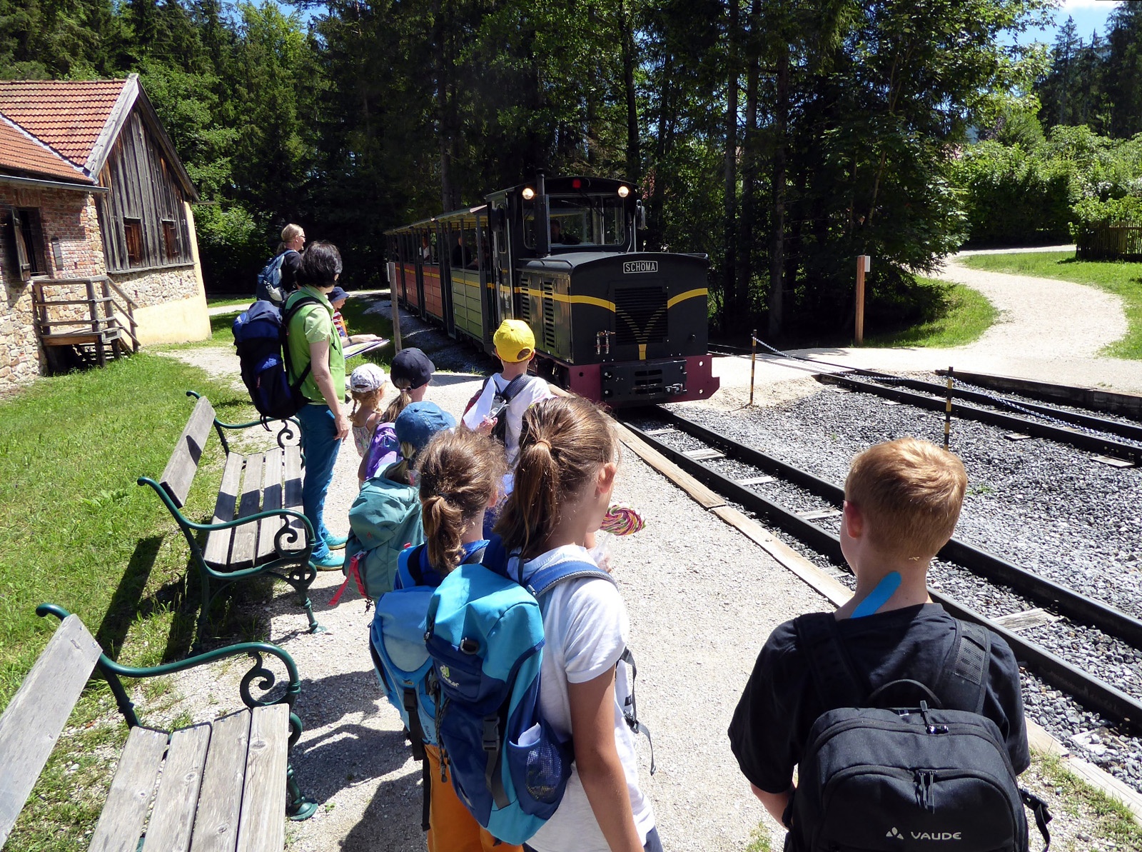 Von den Kindern sehnsüchtig erwartet: die Bahnfahrt durch das Freilichtmuseum Großgmain.