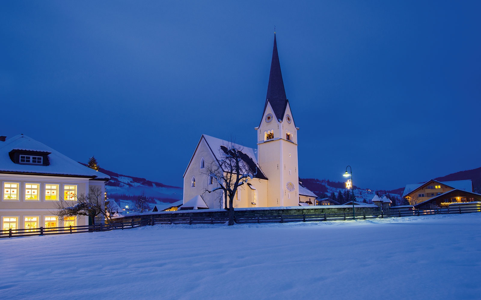 Winterstimmung in Wagrain, Kirche mit Schule