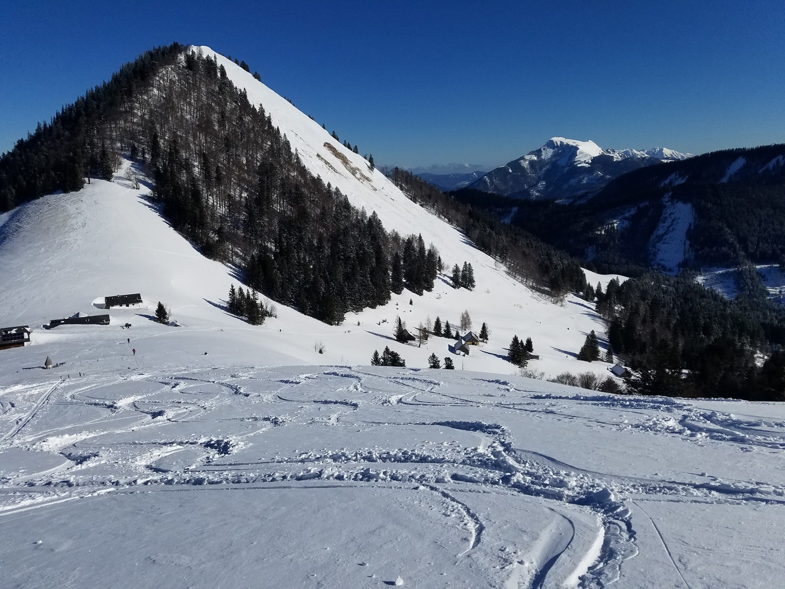 Zwei Schafberge auf einen Blick: links der Faistenauer, rechts der mit der Zahnradbahn.