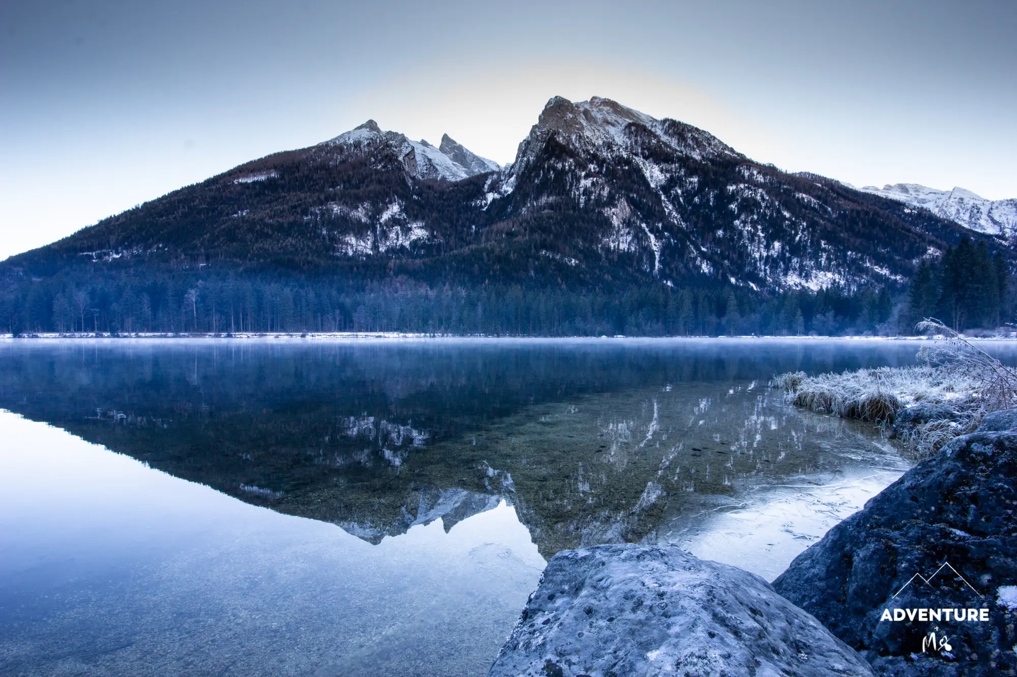 Blick über den winterlichen Hintersee auf den Hochkalter