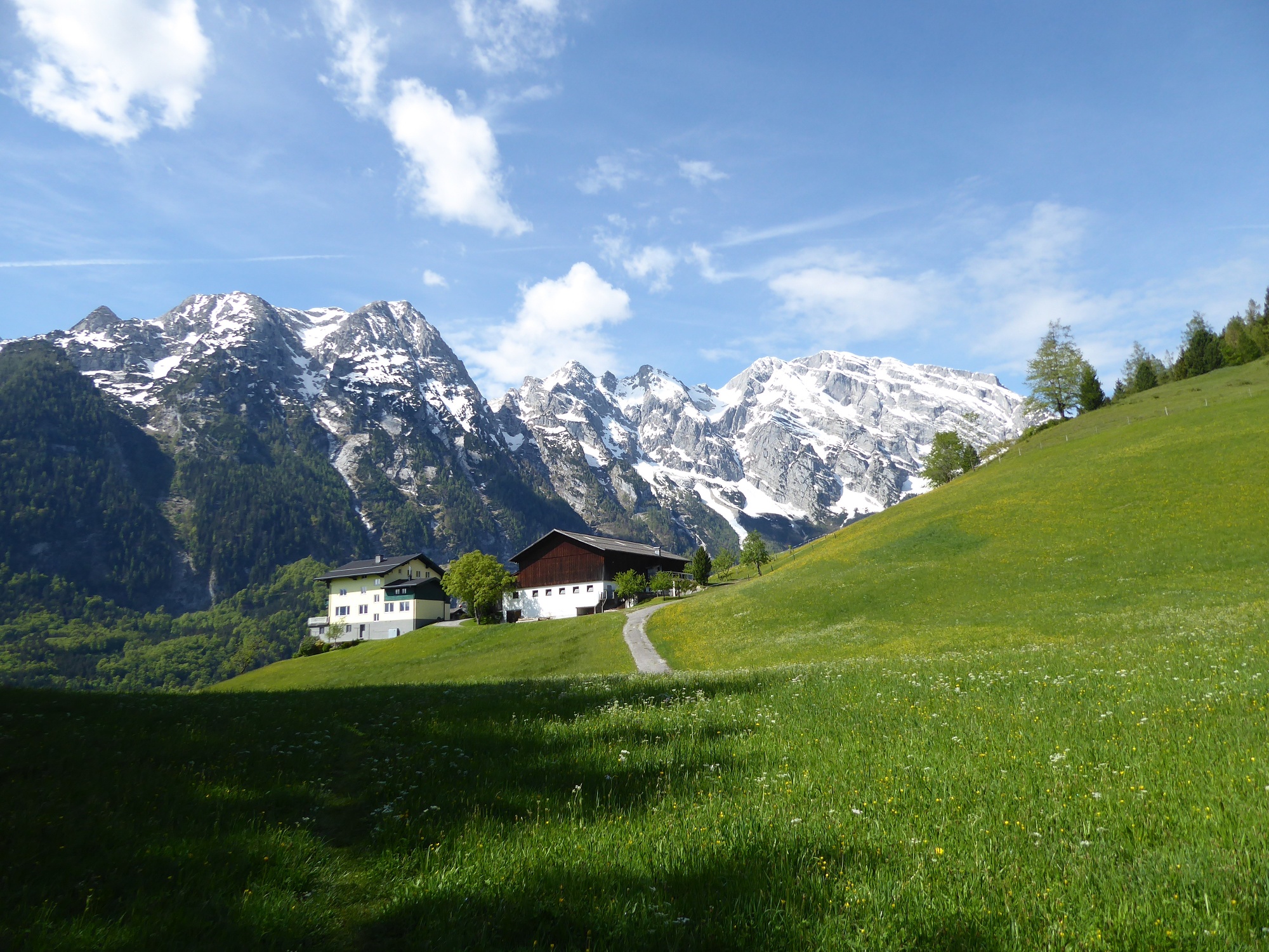 Das Gehöft Hochschaufler mit dem mächtigen Göllmassiv im Hintergrund.