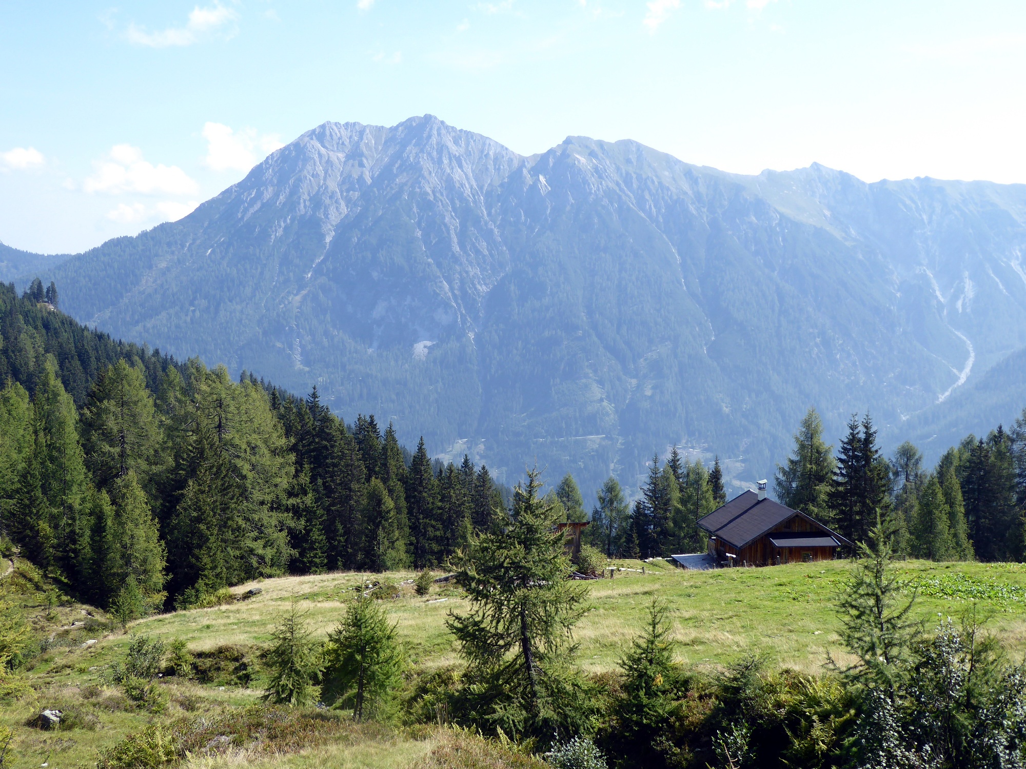 Der Abstieg mit Blick auf die Ennskraxn (2410 m) führt an der Roßfeldalm vorbei.