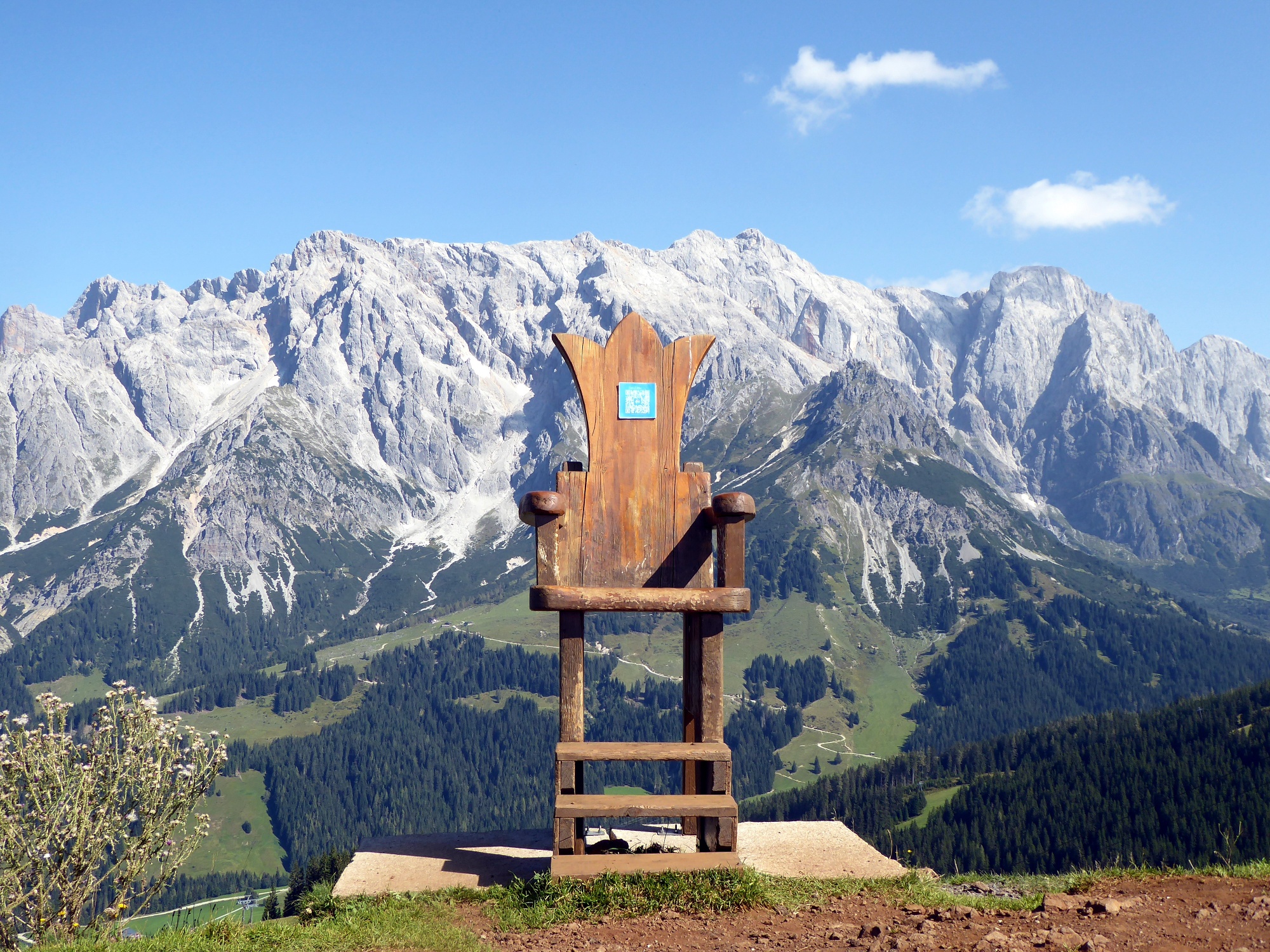 Der Bergkönigthron auf der Wastlhöhe mit Hochkönig und Steinernem Meer im Hintergrund.