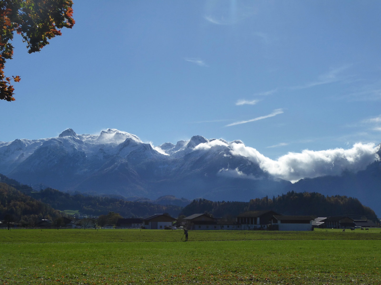 Der Blick über die Ebene Unterlangenberg zum Georgenberg (Mitte rechts) mit dem föhnsturm-umtosten Tennengebirge im Hintergrund.