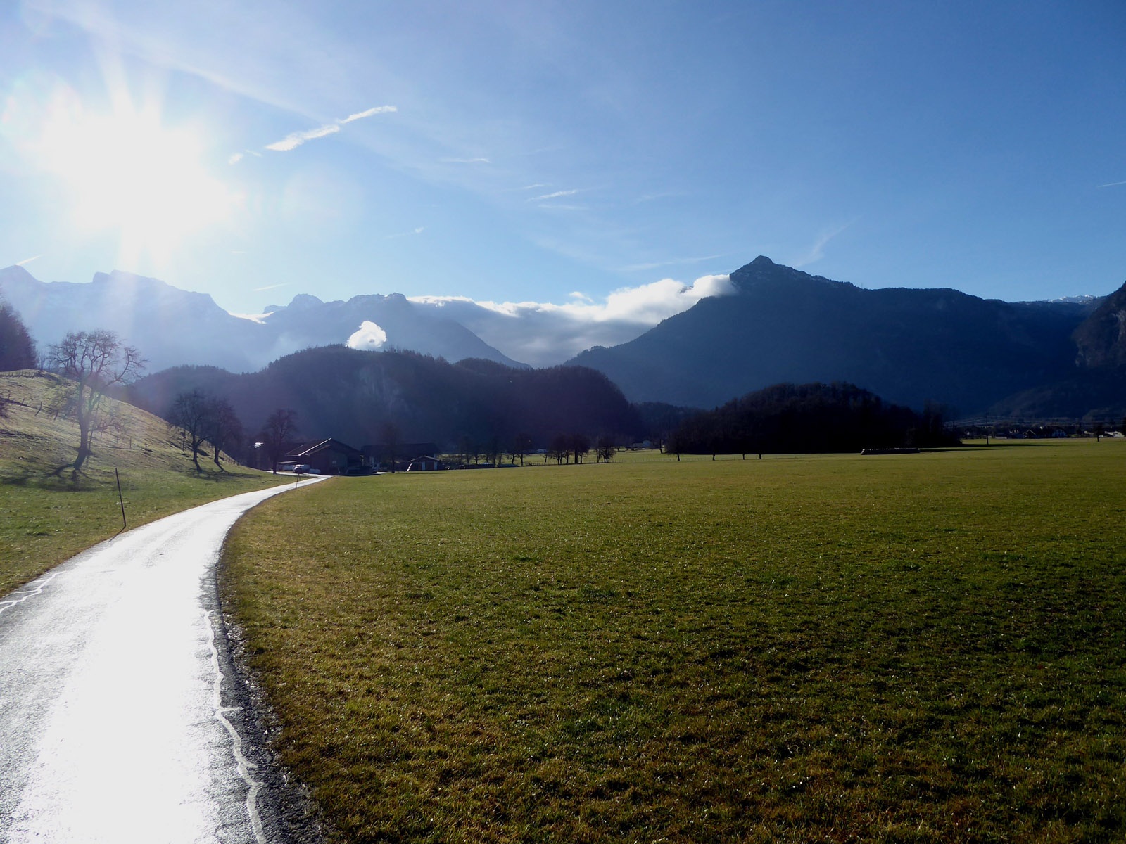 Der Blick zurück in den Ortsteil Kellau mit dem Rabenstein und dem wolkenverhangenen Pass Lueg im Hintergrund.