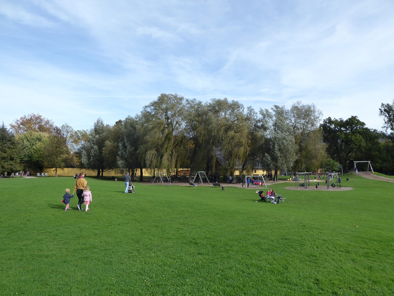 Die große Wiese im Schlosspark bietet Platz für viele Aktivitäten.