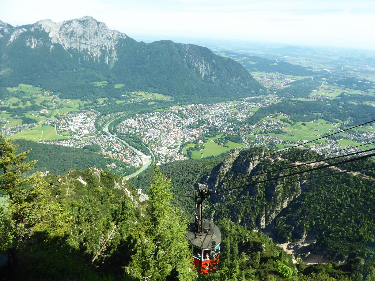 Die Talfahrt nach Bad Reichenhall in der denkmalgeschützten Predigtstuhlbahn aus dem Jahr 1928 ist ein großartiges Erlebnis.