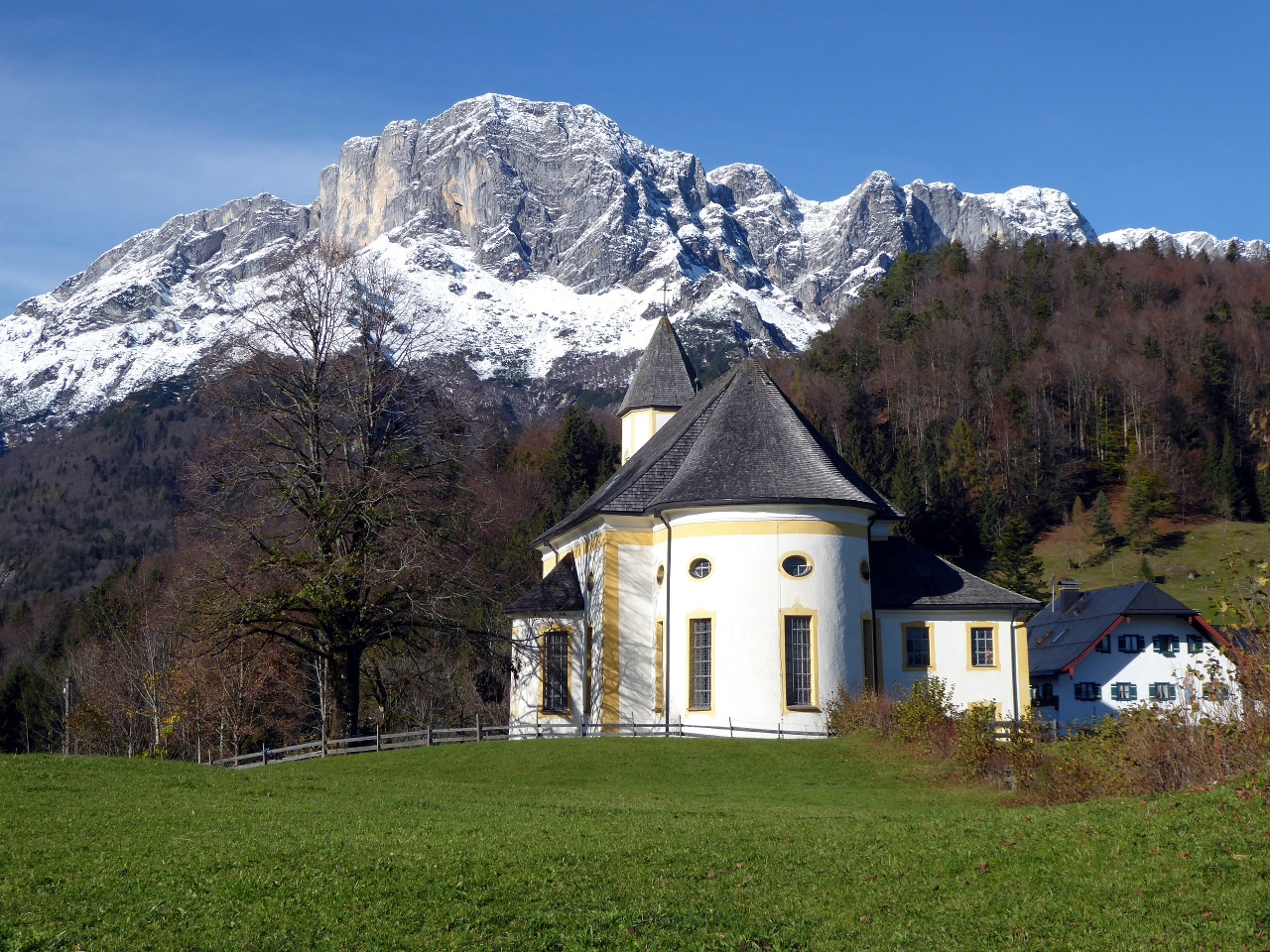 Die Wallfahrtskirche Mariä Heimsuchung in Ettenberg vor dem Berchtesgadener Hochthron (Untersberg).