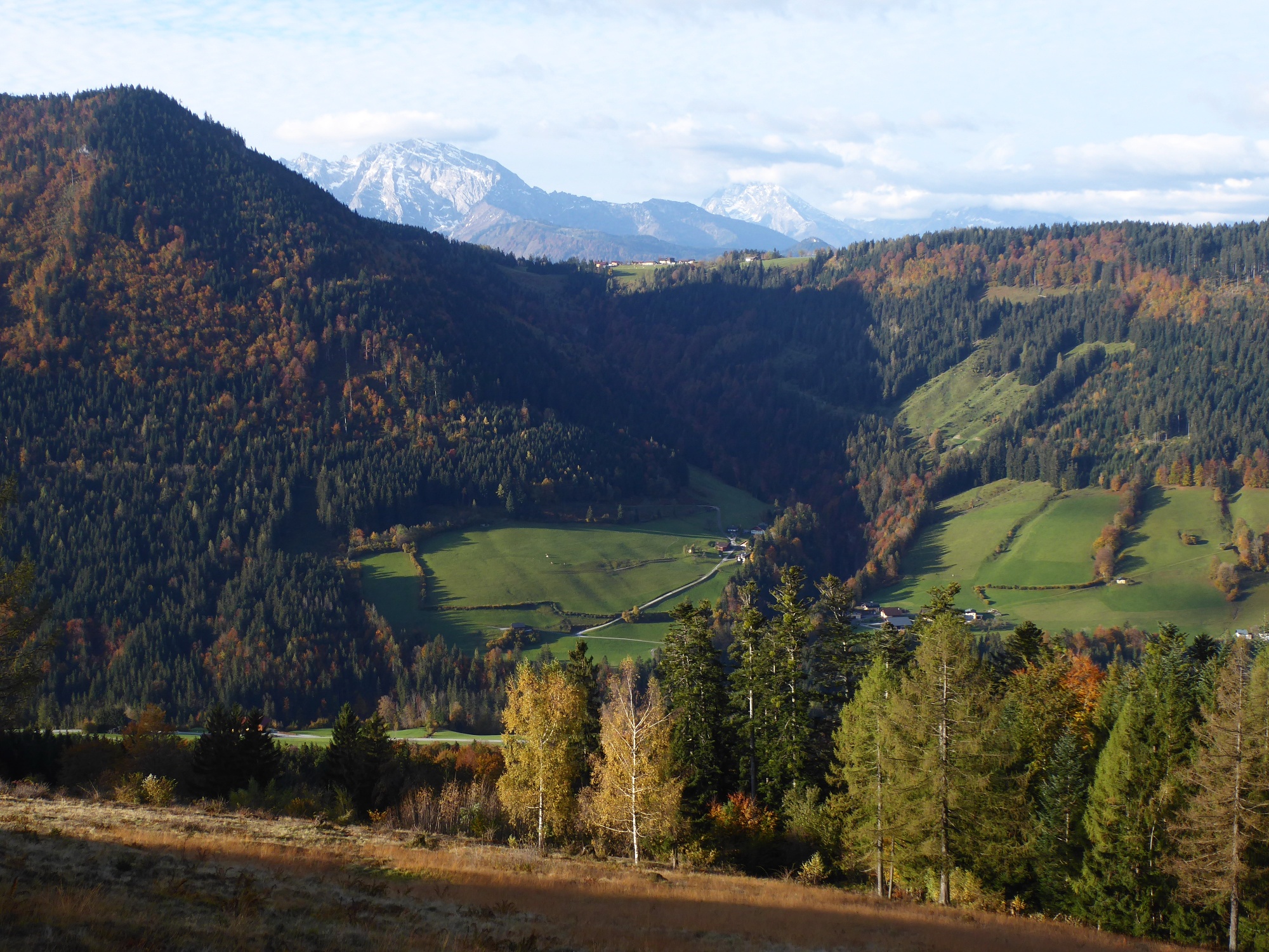 Direkt westlich gegenüber sind die Häuser von Zillreith vor dem Watzmann zu erkennen.