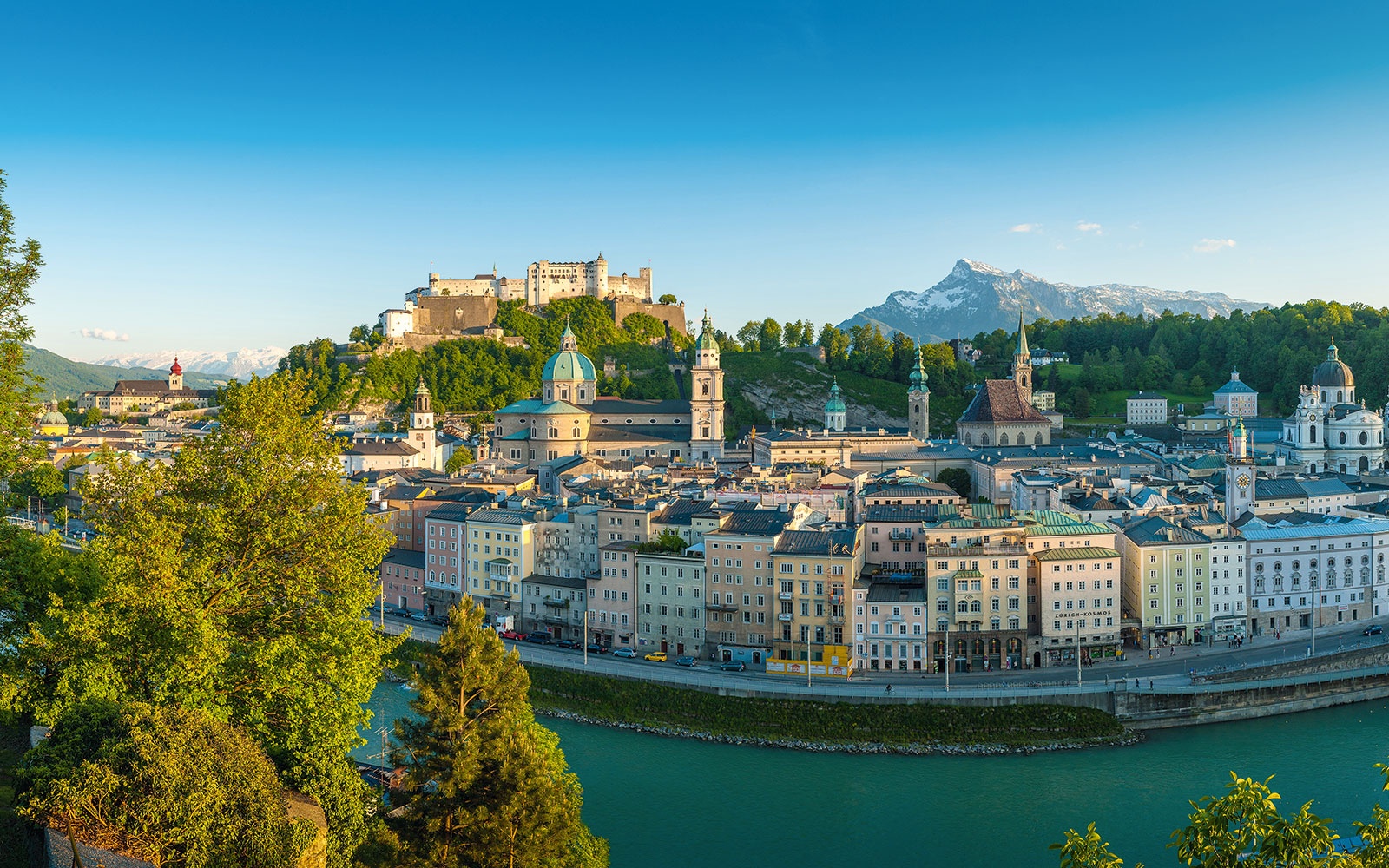 Panoramablick vom Kapuzinerberg auf die Salzburger Altstadt, Festung Hohensalz- burg, Salzach und Untersberg.