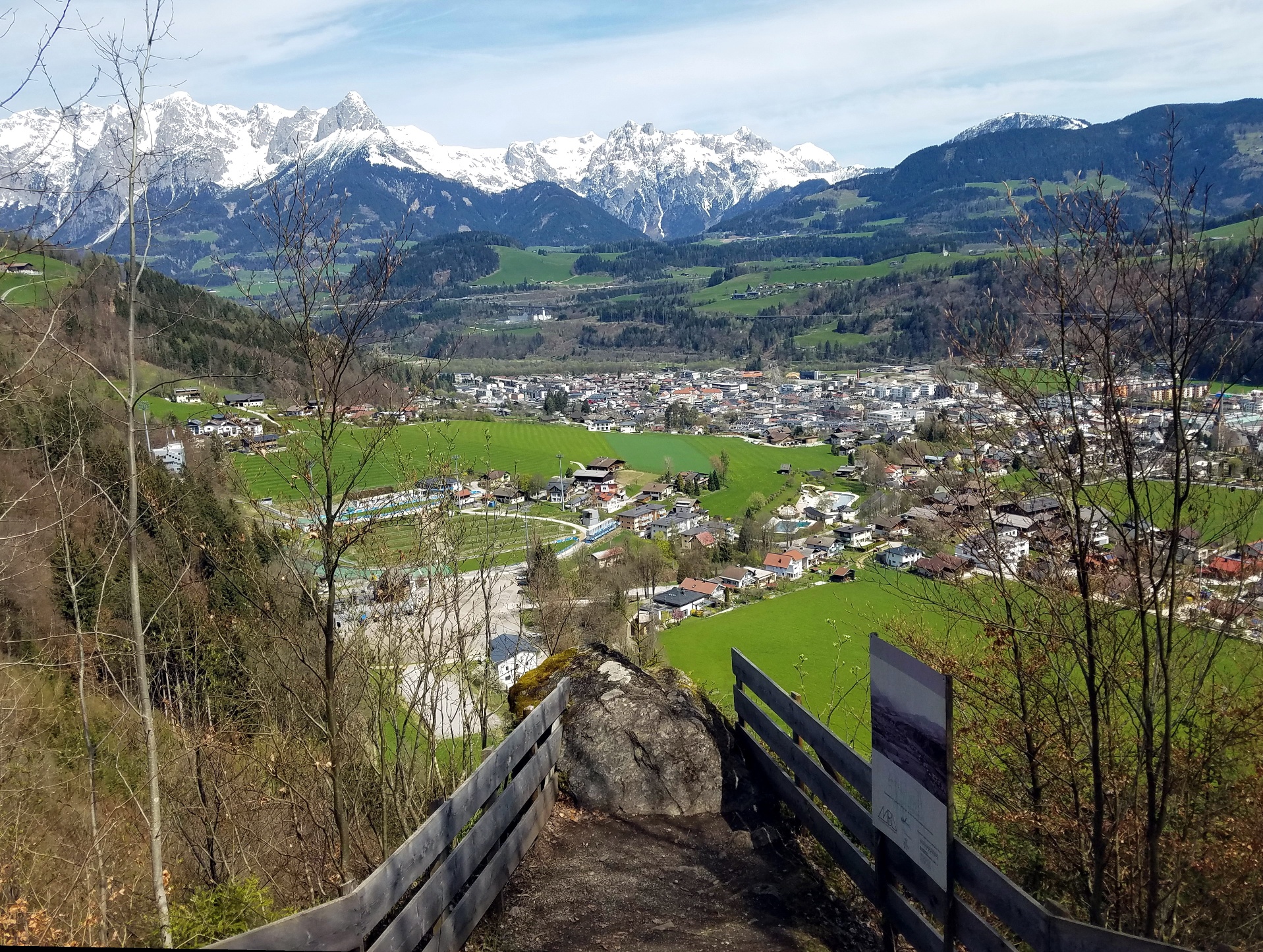 Von der Burgruine öffnet sich ein weiter Blick auf Bischofshofen und das Tennengebirge.