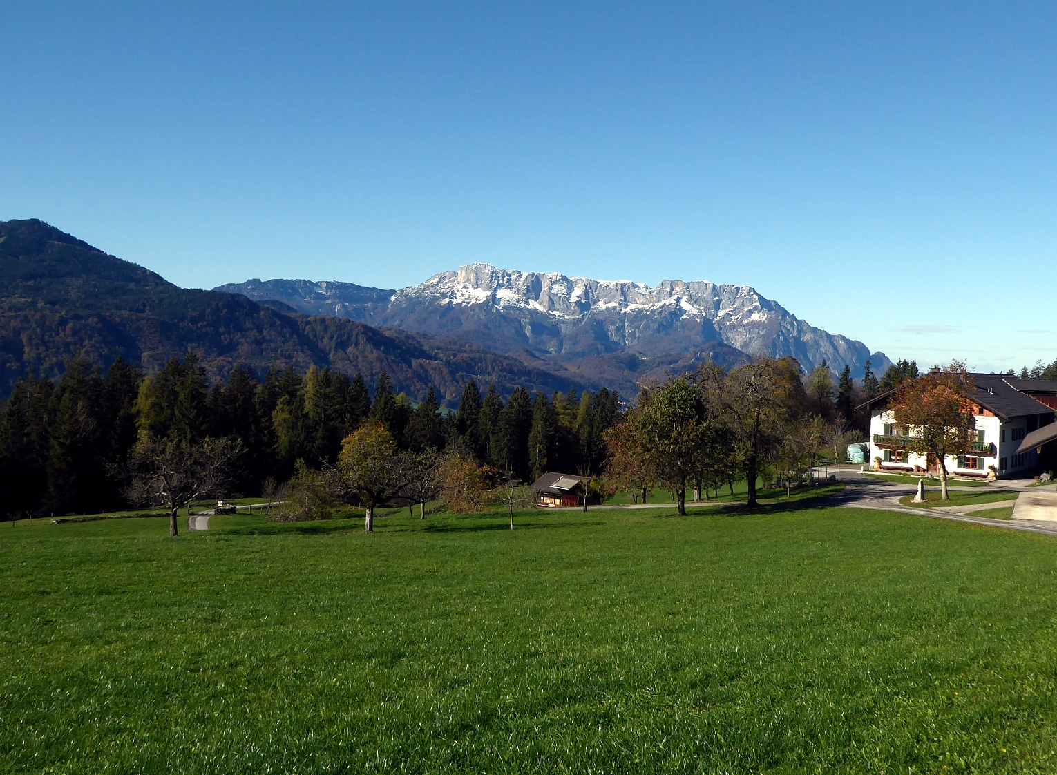 Von der Hochebene Oberlangenberg präsentiert sich der Untersberg in seiner eindrucksvollen Größe.