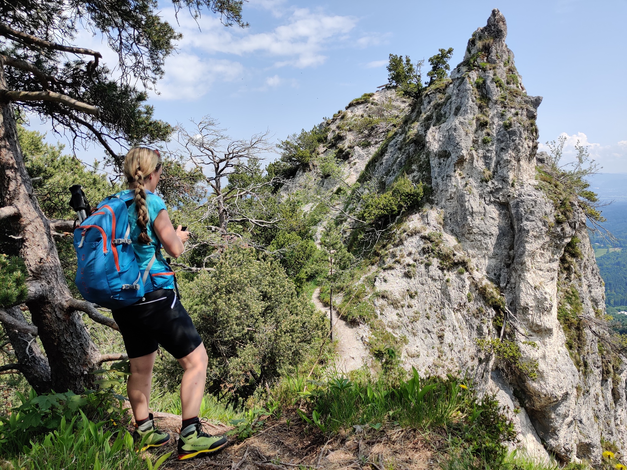 Wanderin vor dem Felszacken des Lattenbergstoa.