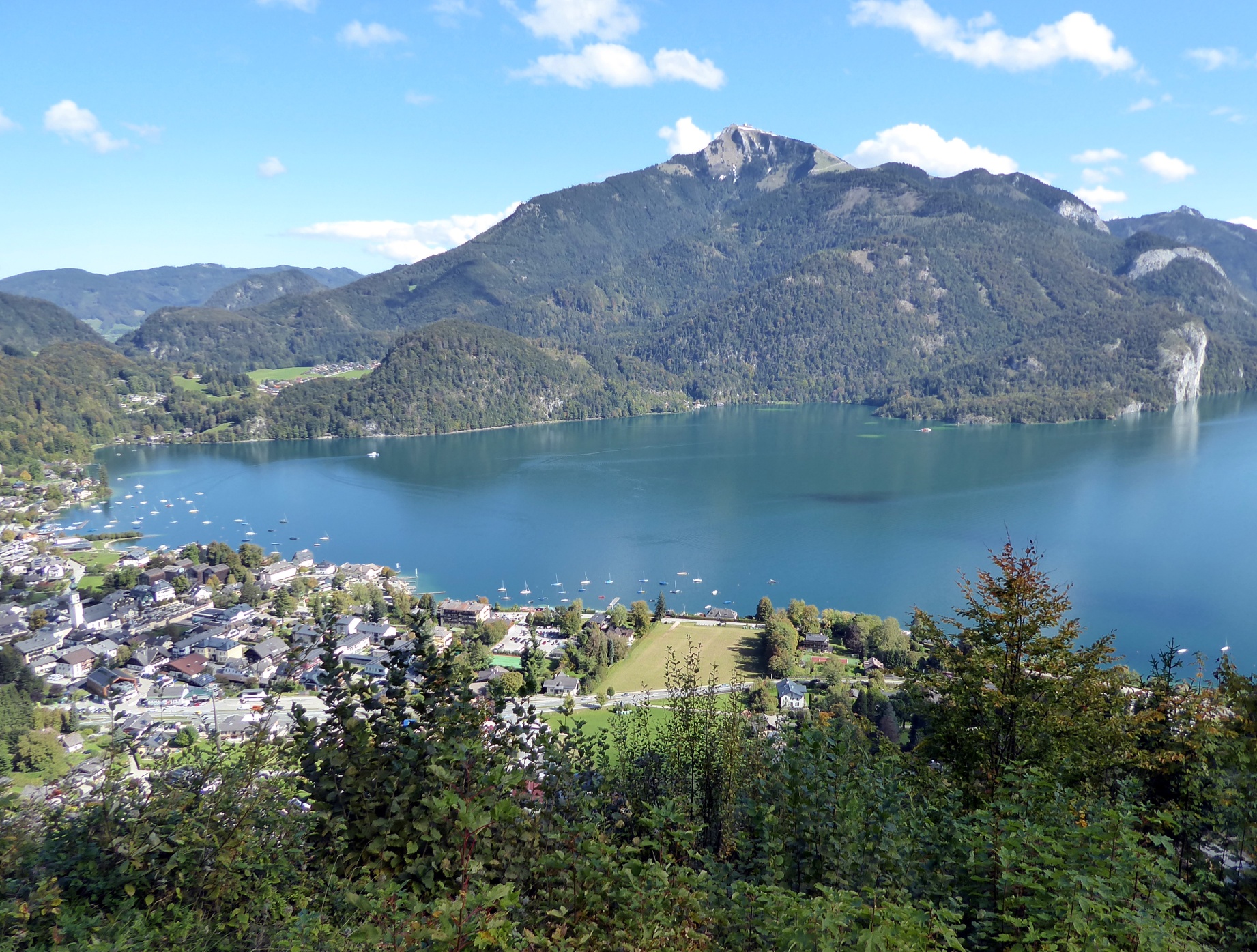 Immer wieder öffnen sich schöne Blicke auf St. Gilgen am Wolfgangsee.