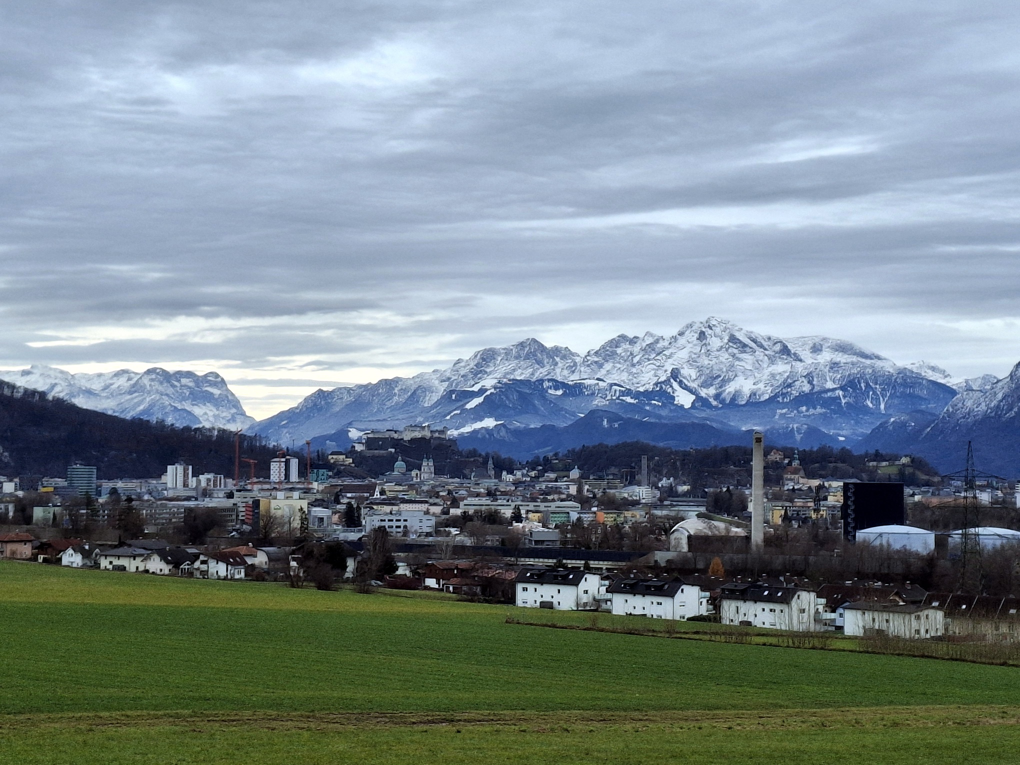 Der Blick von Maria Plain reicht von der Stadt Salzburg bis weit über den Pass Lueg hinaus.