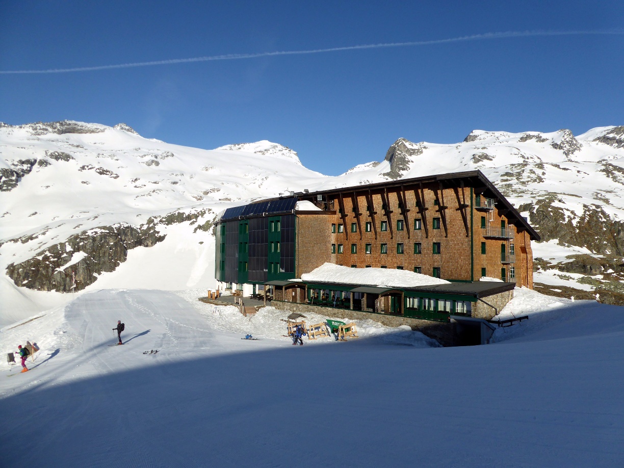 Das Berghotel Rudolfshütte inmitten der Weißsee Gletscherwelt. Von der Piste bis zum Sonnblick (Bildmitte) öffnet sich ein Skivergnügen mit viel Freiraum.