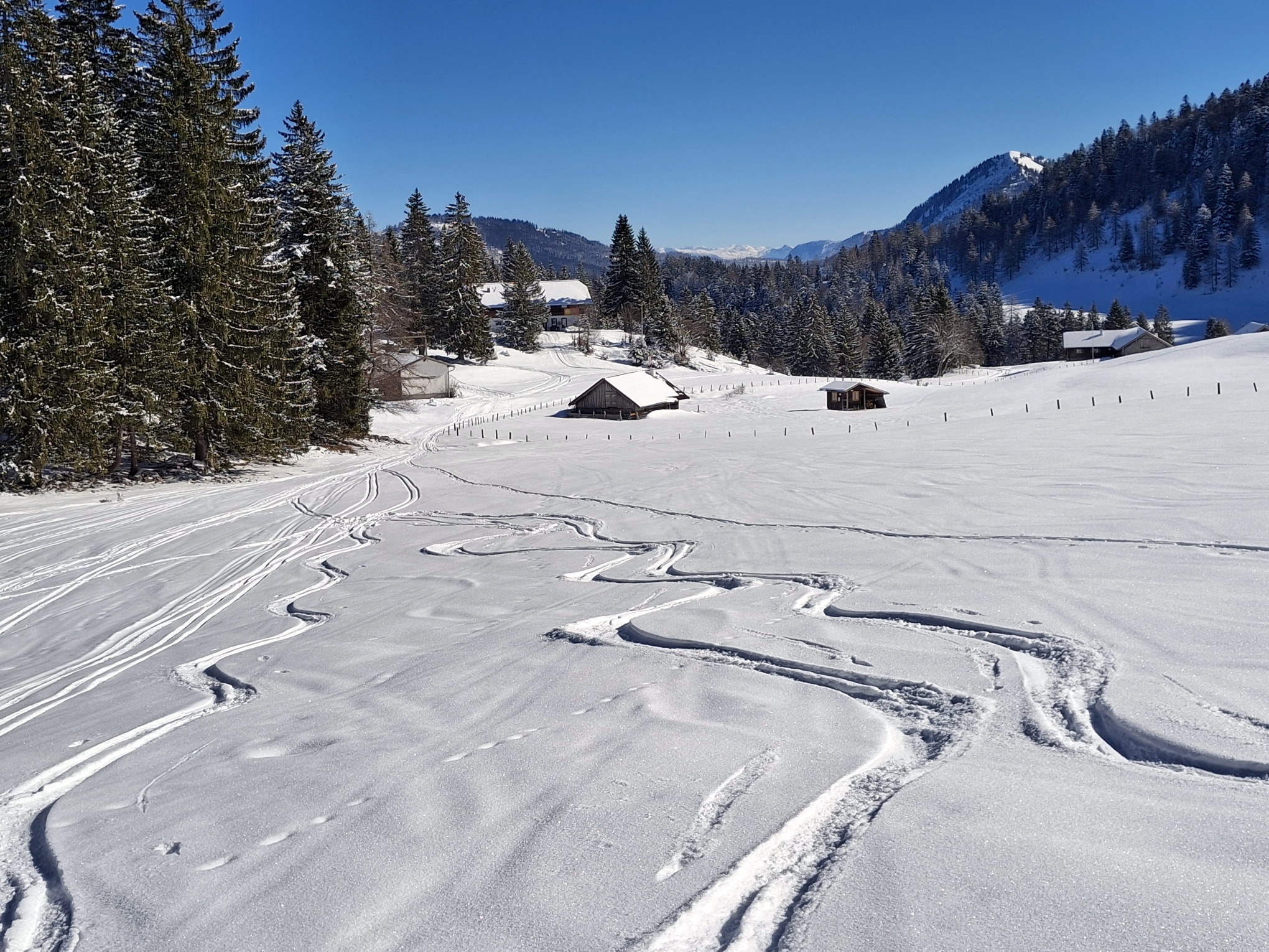 Die Abfahrt nach Hintersee führt an den Hütten der Anzenbergalm vorbei.