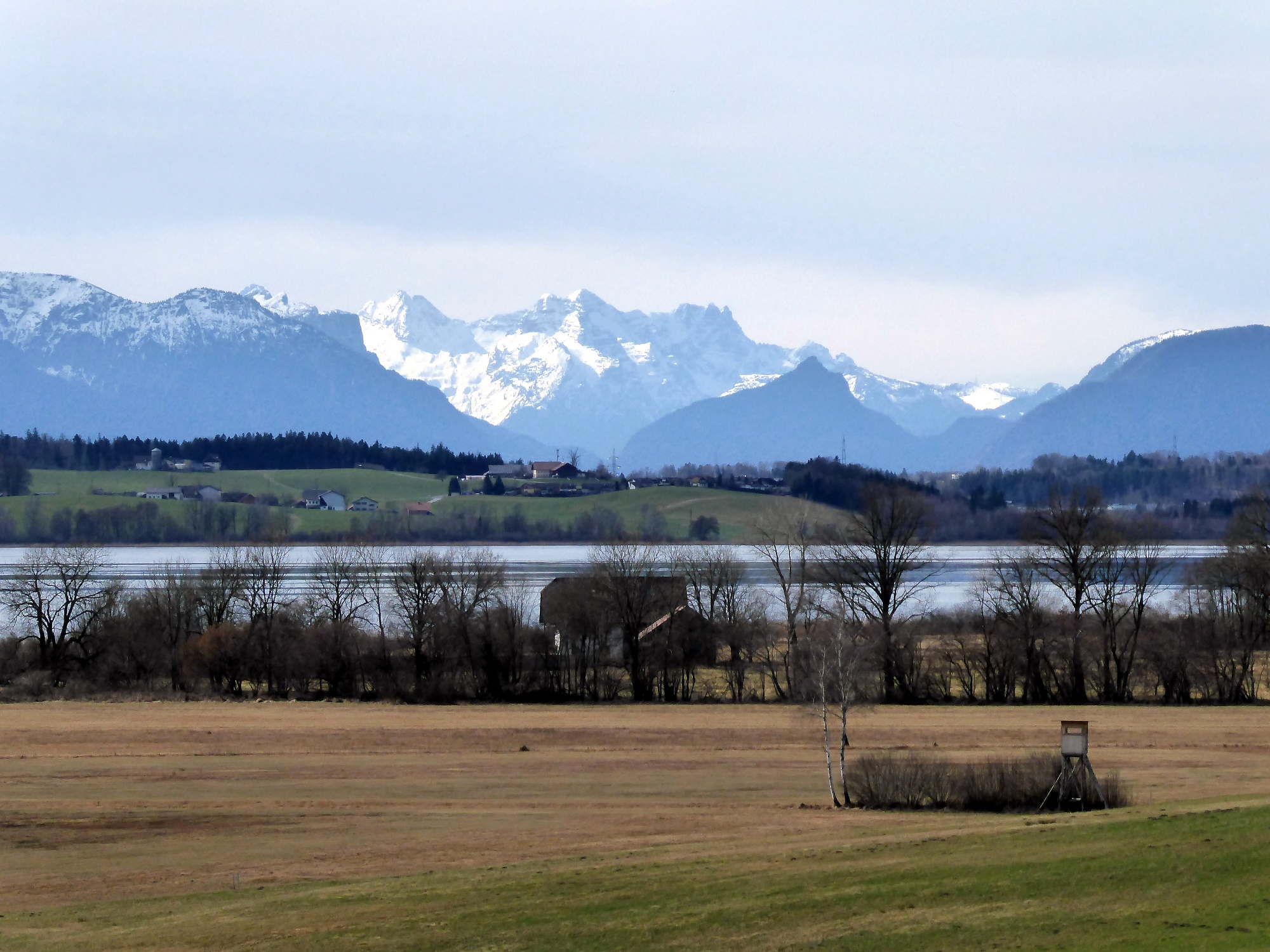 Weite Aussichten mit Blick über die Moorwiesen und den Wallersee bis hin zum Hochkalter.