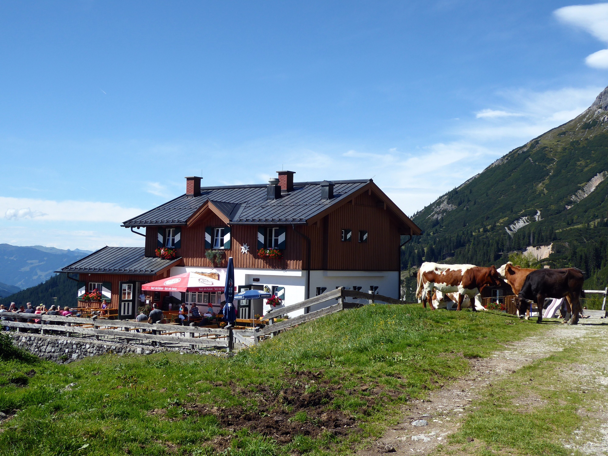 Die 1907 erbaute Erichhütte ist nach dem Gemeindearzt von Taxenbach benannt, der sich bei der Errichtung besonders engagierte.