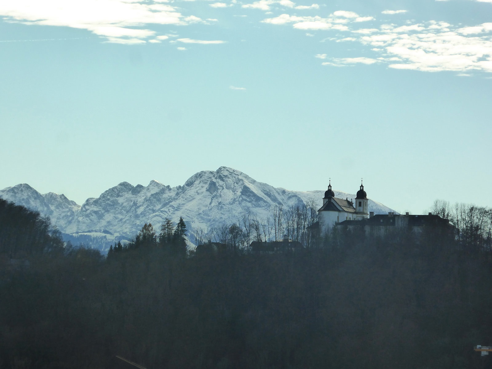 Zwei Sagenhafte Plätze: Maria Plain und der Untersberg.
