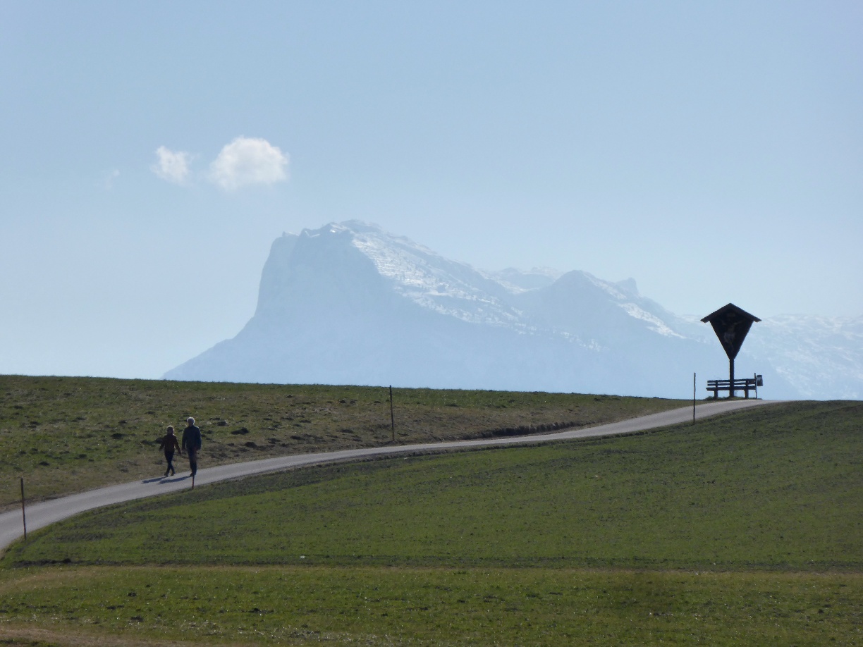 Kurz nach Eugendorf eröffnet der Jakobsweg einen schönen Ausblick auf den Untersberg.